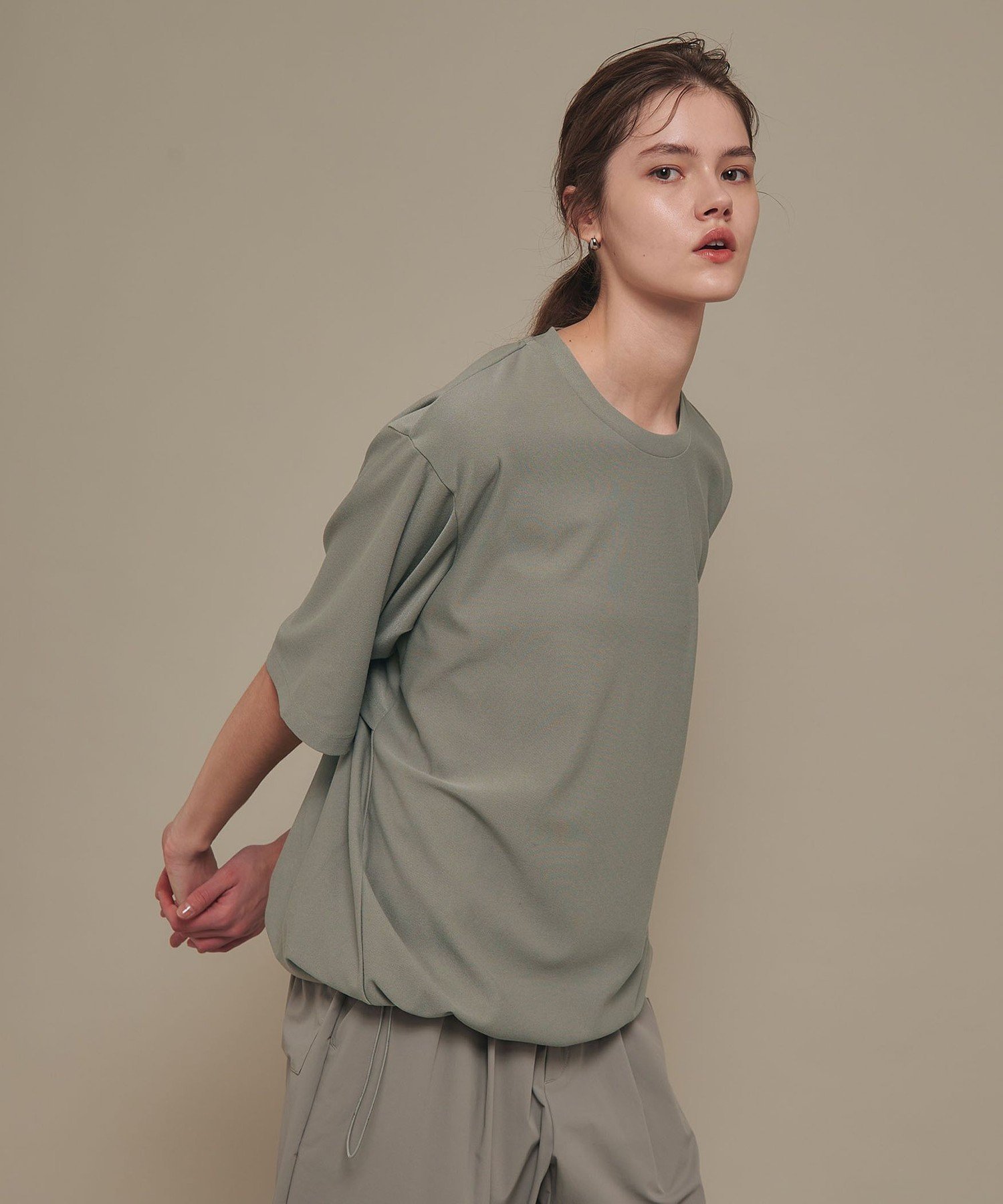 【ユナイテッドアローズ/UNITED ARROWS】のUNITED ARROWS ショートスリーブ クルーネック Tシャツ インテリア・キッズ・メンズ・レディースファッション・服の通販 founy(ファニー) 　ファッション　Fashion　レディースファッション　Fashion for Women　トップス・カットソー　Cut & Sew Tops　シャツ・ブラウス・オフィスカジュアル　Elegant Blouses & Button-Ups　ロングTシャツ・Tシャツ　Longline T-Shirts & Tees　コレクション　Collection, Seasonal Line　吸水　Absorbent, Quick-Dry　ショート　Short, Short Length　ストレッチ　Stretch, Stretchy Fabric　スリーブ　Sleeve, Long Sleeve / Short Sleeve　ドローコード　Drawcord, Drawstring Cord　ハーフ　Half, Half-Length　リラックス　Relax, Relaxed Fit　MD.GRAY|ID: prp329100004534539 ipo3291000000033347255