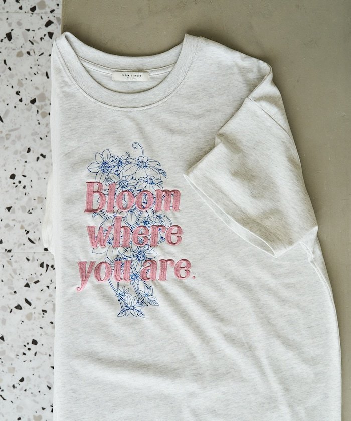 【フリークスストア/FREAK'S STORE】のフラワープリント×bloom 刺繍 半袖 Tシャツ【限定展開】 25SS インテリア・キッズ・メンズ・レディースファッション・服の通販 founy(ファニー) 　ファッション　Fashion　レディースファッション　Fashion for Women　トップス・カットソー　Cut & Sew Tops　シャツ・ブラウス・オフィスカジュアル　Elegant Blouses & Button-Ups　ロングTシャツ・Tシャツ　Longline T-Shirts & Tees　花柄・フラワープリント・モチーフ　Floral Prints & Motifs / Flower Pattern Tops　2025年　2025　2025春夏・S/S　Spring/Summer 2025 SS25　おすすめ　Recommended / Our Picks　イラスト　Illustration　シンプル　Simple, Minimal　デニム　Denim, Jeans Material　ビッグ　Big, Oversized　フラワー　Flower, Floral　プリント　Print, Printed Pattern　エレガント 上品　Elegant　半袖　Short Sleeve, Half Sleeve　夏　Summer　S/S・春夏　SS, Spring/Summer, Warm Season　グレー|ID: prp329100004534732 ipo3291000000033582343