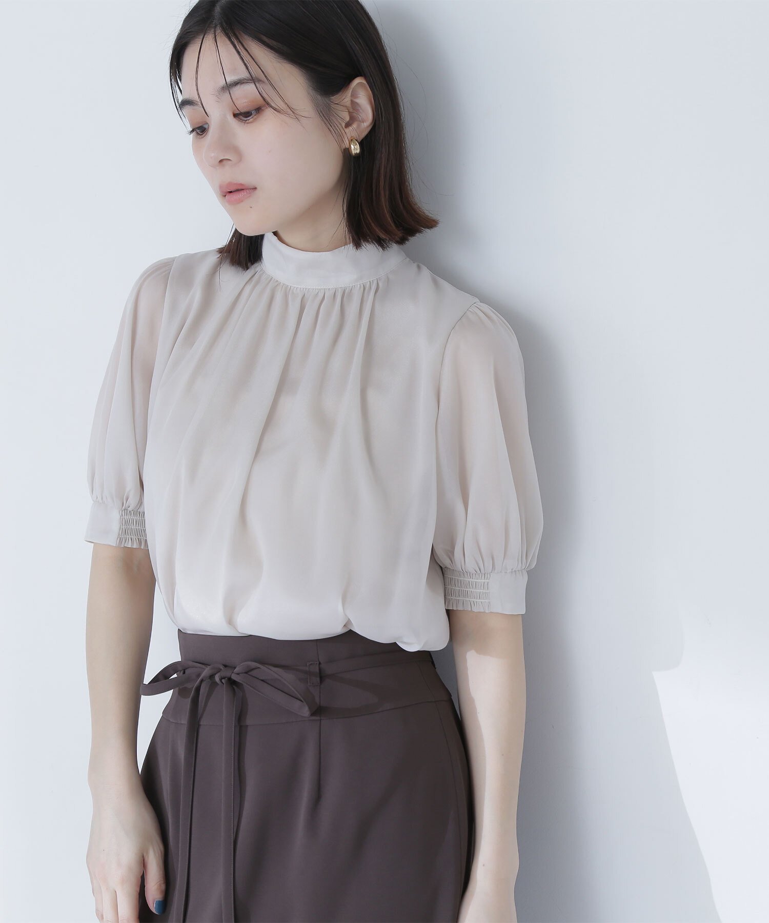 【ナチュラル ビューティー ベーシック/NATURAL BEAUTY BASIC】のハイネックシアーボリュームブラウス インテリア・キッズ・メンズ・レディースファッション・服の通販 founy(ファニー) 　ファッション　Fashion　レディースファッション　WOMEN　トップス・カットソー　Tops/Tshirt　シャツ/ブラウス　Shirts/Blouses　シアー　Sheer　シャーリング　Shirring　シンプル　Simple　スリーブ　Sleeve　ハイネック　High Neck　フィット　Fit　人気　Popularity　半袖　Short Sleeve　夏　Summer　ベージュ|ID: prp329100004534792 ipo3291000000032117761