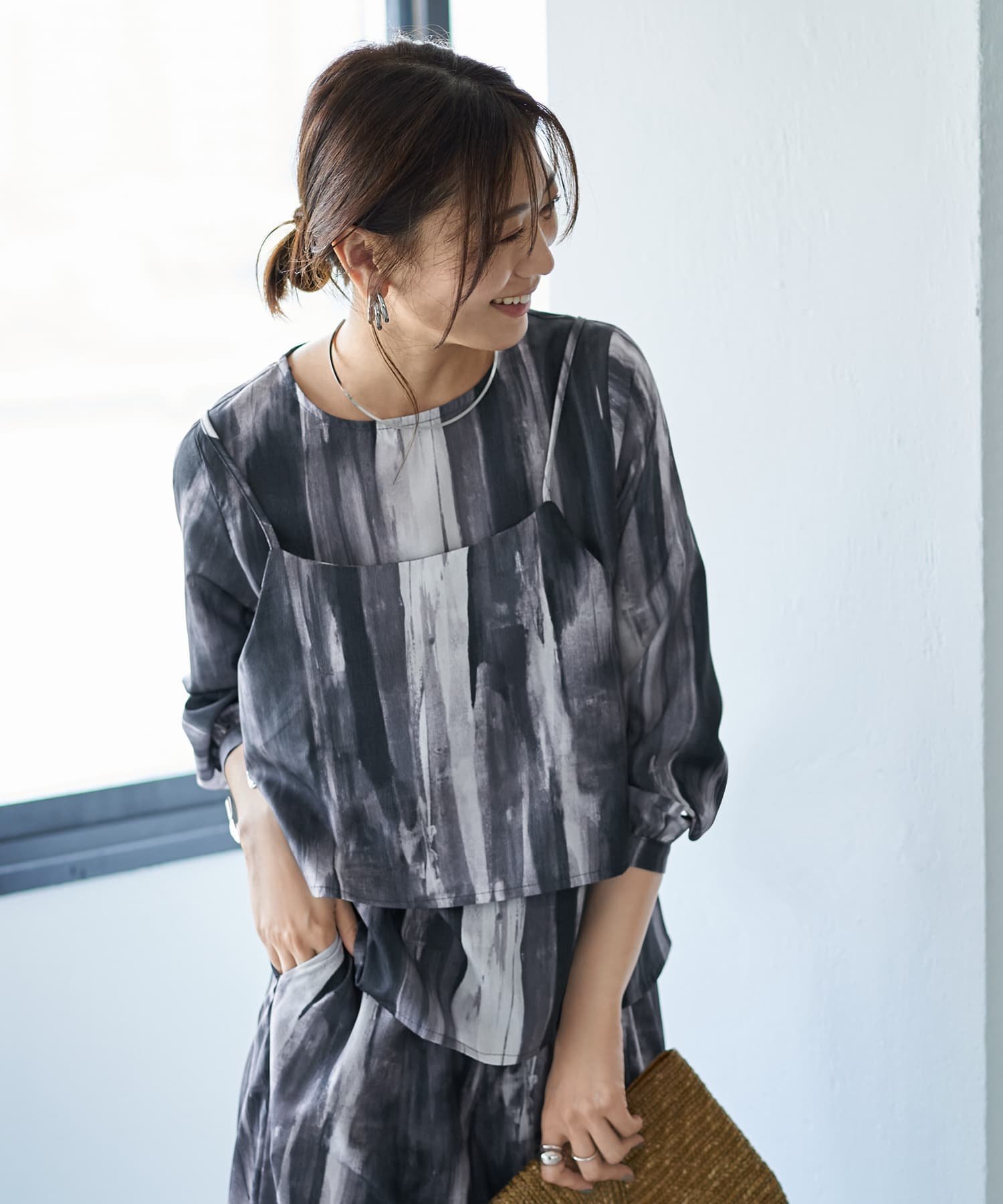 【スタイルデリ/STYLE DELI】の重ね着キャミセット水彩ストライプ柄ブラウス インテリア・キッズ・メンズ・レディースファッション・服の通販 founy(ファニー) 　ファッション　Fashion　レディースファッション　WOMEN　トップス・カットソー　Tops/Tshirt　キャミソール / ノースリーブ　No Sleeves　シャツ/ブラウス　Shirts/Blouses　イエロー　Yellow　春　Spring　秋　Autumn/Fall　カットソー　Cut And Sew　カフス　Cuffs　キャミ　Cami　キャミソール　Camisole　グラデーション　Gradation　シンプル　Simple　スタイリッシュ　Stylish　ストライプ　Stripe　スリット　Slit　セットアップ　Set Up　タートル　Turtle　長袖　Long Sleeve　バランス　Balance　パープル　Purple　パール　Pearl　ビスチェ　Bustier　フォルム　Form　プリント　Print　ベーシック　Basic　ポケット　Pocket　ミックス　Mix　モノトーン　Monotone　ブラックミックス|ID: prp329100004534942 ipo3291000000032048525