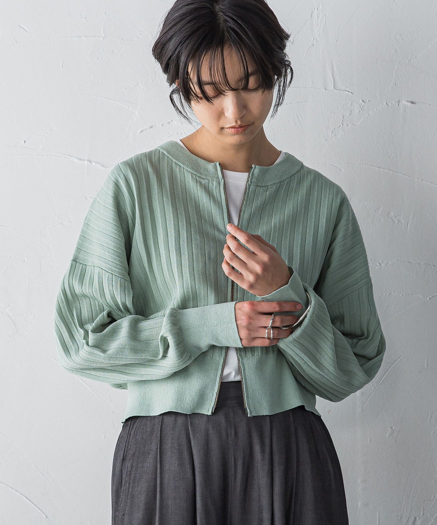 【メイソングレイ/MAYSON GREY】のプリーツジップカーディガン インテリア・キッズ・メンズ・レディースファッション・服の通販 founy(ファニー) 　ファッション　Fashion　レディースファッション　Fashion for Women　トップス・カットソー　Cut & Sew Tops　カーディガン・羽織り　Layered Style Cardigans　インナー　Innerwear　カーディガン　Cardigan, Knitwear　コンパクト　Compact, Small Size　シアー　Sheer, See-Through　ジップ　Zip, Zipper　プリーツ　Pleats, Pleated　ボトム　Bottoms, Lower Wear　羽織　Haori, Light Jacket　ルーズ　Loose, Oversized　おすすめ　Recommended / Our Picks　グリーン|ID: prp329100004534952 ipo3291000000033240572