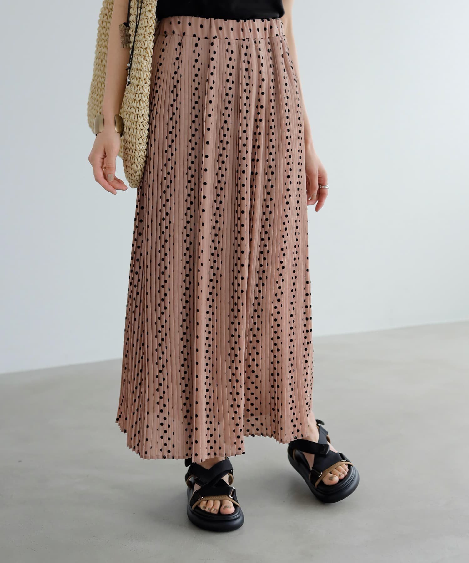 【スタイルデリ/STYLE DELI】の【LUXE】楊柳ドットプリーツロングスカート インテリア・キッズ・メンズ・レディースファッション・服の通販 founy(ファニー) 　ファッション　Fashion　レディースファッション　Fashion for Women　スカート　Skirts　ロングスカート　Long Skirts / Maxi & Midi Skirts　春　Spring　ギャザー　Gathered, Ruffled　ストライプ　Stripe, Striped Pattern　スリット　Slit, Slit Detail　セットアップ　Set-Up, Coordinated Outfit　ドット　Polka Dot, Dot Pattern　フレア　Flare, Flared　プリーツ　Pleats, Pleated　ベロア　Velour, Soft Velvet　ペンシル　Pencil, Pencil Skirt　ポケット　Pocket, Pocket Detail　水玉　Polka Dot, Dot Pattern　無地　Plain, Solid Color　ループ　Loop, Loop Knit　ロング　Long, Long-Length　冬　Winter / This Winter　S/S・春夏　SS, Spring/Summer, Warm Season　夏　Summer　ピンクベージュ|ID: prp329100004535552 ipo3291000000032697498