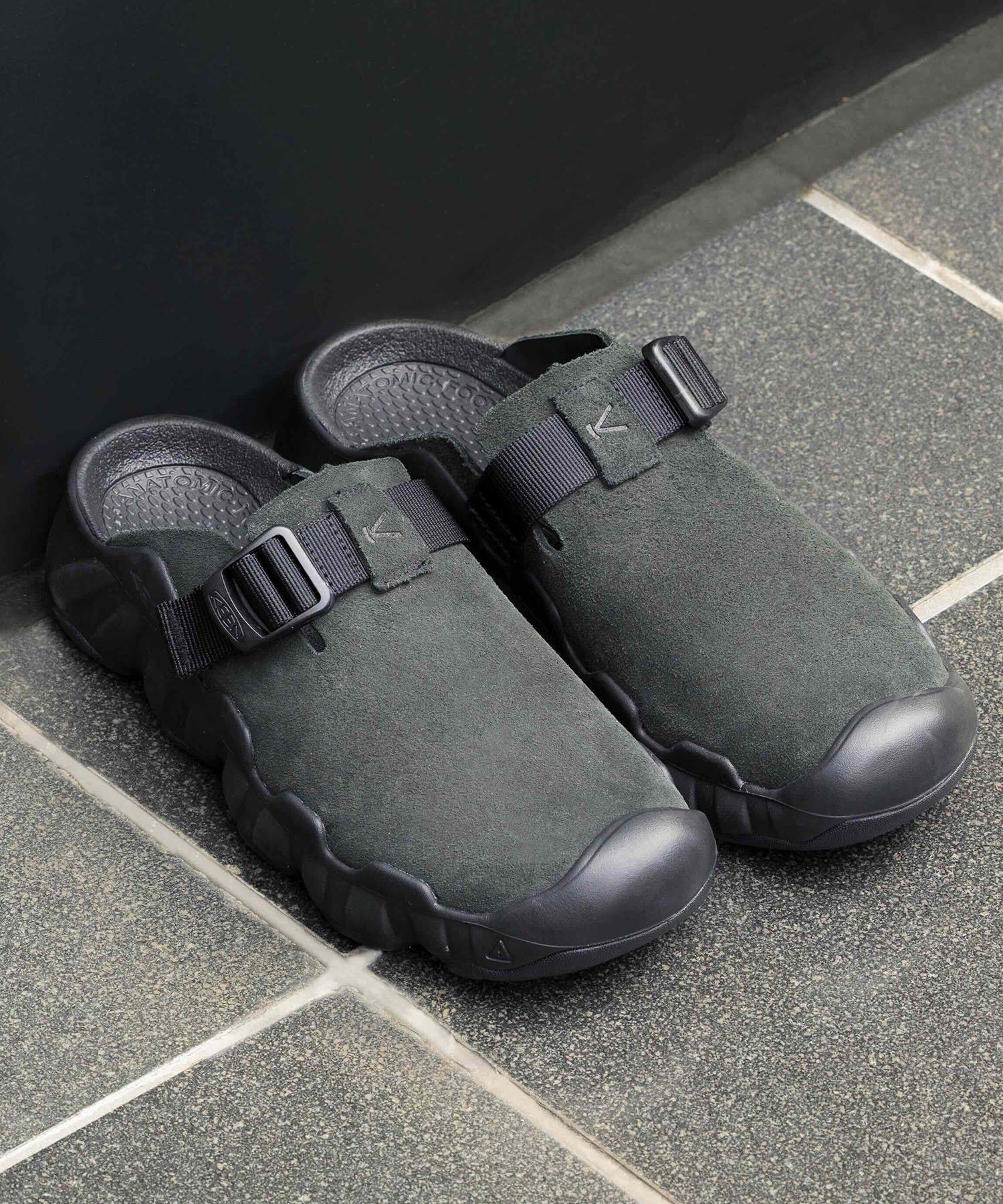 【キーン/KEEN / MEN】のMEN HYPERPORT CLOG LEATHER メンズ ハイパーポート クロッグ レザー インテリア・キッズ・メンズ・レディースファッション・服の通販 founy(ファニー) 　ファッション　Fashion　メンズファッション　MEN　アウトドア　Outdoor　クッション　Cushion　軽量　Lightweight　サンダル　Sandals　シューズ　Shoes　スニーカー　Sneakers　スリッポン　Slip-Ons　メンズ　Mens　ライニング　Lining　リラックス　Relax　BLACK/BLACK|ID: prp329100004535864 ipo3291000000032448361