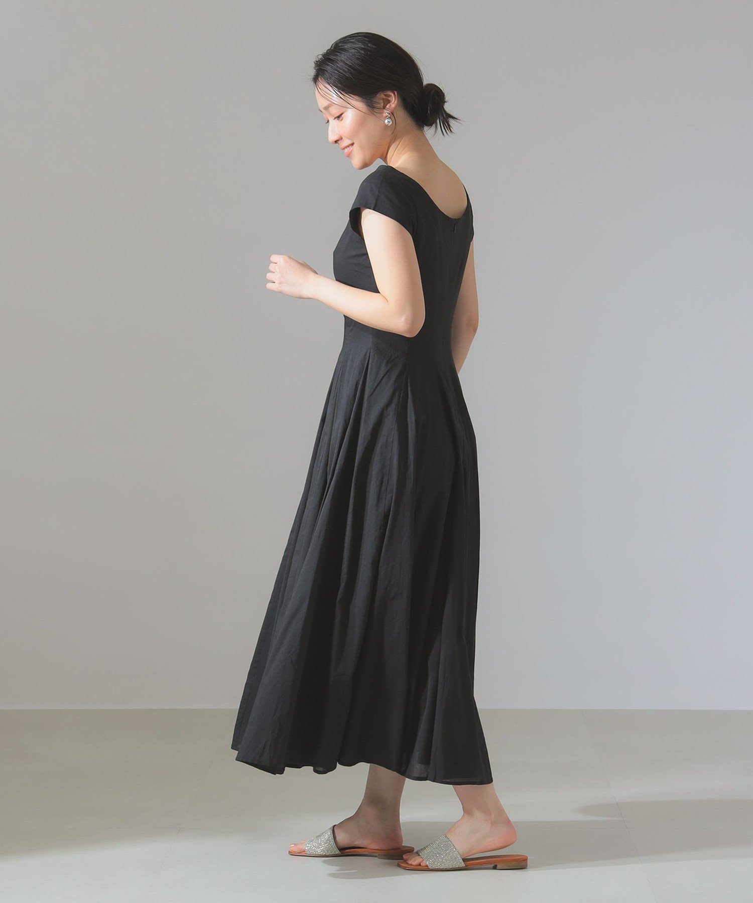 【デミルクス ビームス/Demi-Luxe BEAMS】のMARIHA / 月の夢 ソリッド ワンピース 25SS 旅行 お呼ばれ ドレス 人気、トレンドファッション・服の通販 founy(ファニー) 　ファッション　Fashion　レディースファッション　Fashion for Women　ワンピース　Dresses　フォーマル・パーティードレス・結婚式用ドレス　Elegant & Casual Dresses　インド　Indian Textile　エレガント 上品　Elegant　コンパクト　Compact, Small Size　スリーブ　Sleeve, Long Sleeve / Short Sleeve　デコルテ　Décolleté, Neckline　ドレス　Dress, One-Piece　定番　Standard, Basic Item　ネップ　Nepp, Slub Yarn　フィット　Fit, Slim Fit　フェミニン　Feminine, Girly　フレア　Flare, Flared　プリント　Print, Printed Pattern　旅行　Travel　2025年　2025　2025春夏・S/S　Spring/Summer 2025 SS25　 other-1|ID: prp329100004535865 ipo3291000000032713968