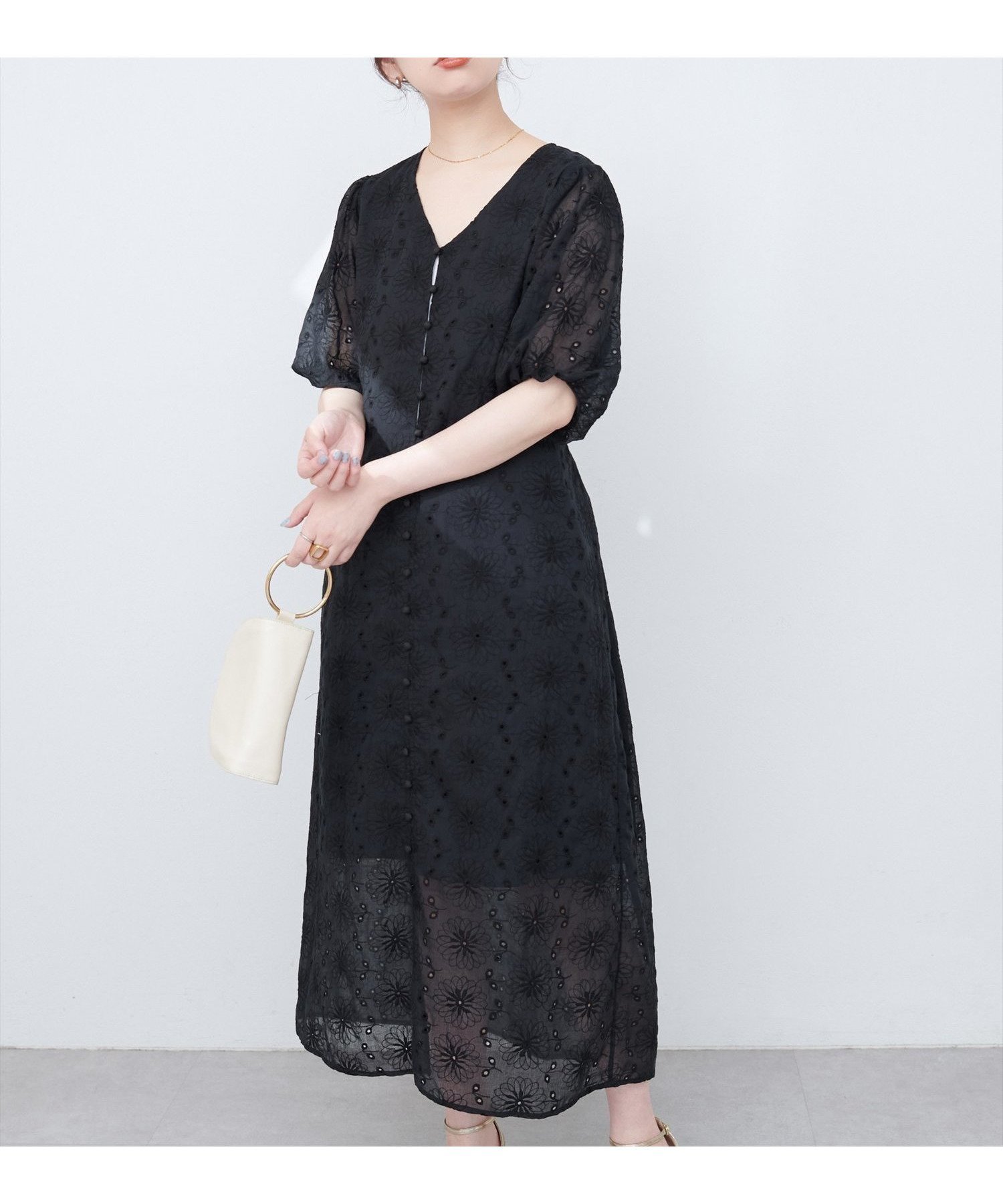 【ナチュラルクチュール/natural couture】の【WEB限定】お花刺繍フロント釦Vネックワンピース インテリア・キッズ・メンズ・レディースファッション・服の通販 founy(ファニー) 　ファッション　Fashion　レディースファッション　Ladies' Fashion Online　ワンピース　Dress　2025年　2025　2025春夏・S/S　Ss,Spring/Summer,2025　おすすめ　Recommend　カーディガン　Cardigan　デコルテ　Decolletage　フェミニン　Feminine　フロント　Front　ポケット　Pocket　リゾート　Resort　ロング　Long　夏　Summer　ブラック|ID: prp329100004536197 ipo3291000000032637350