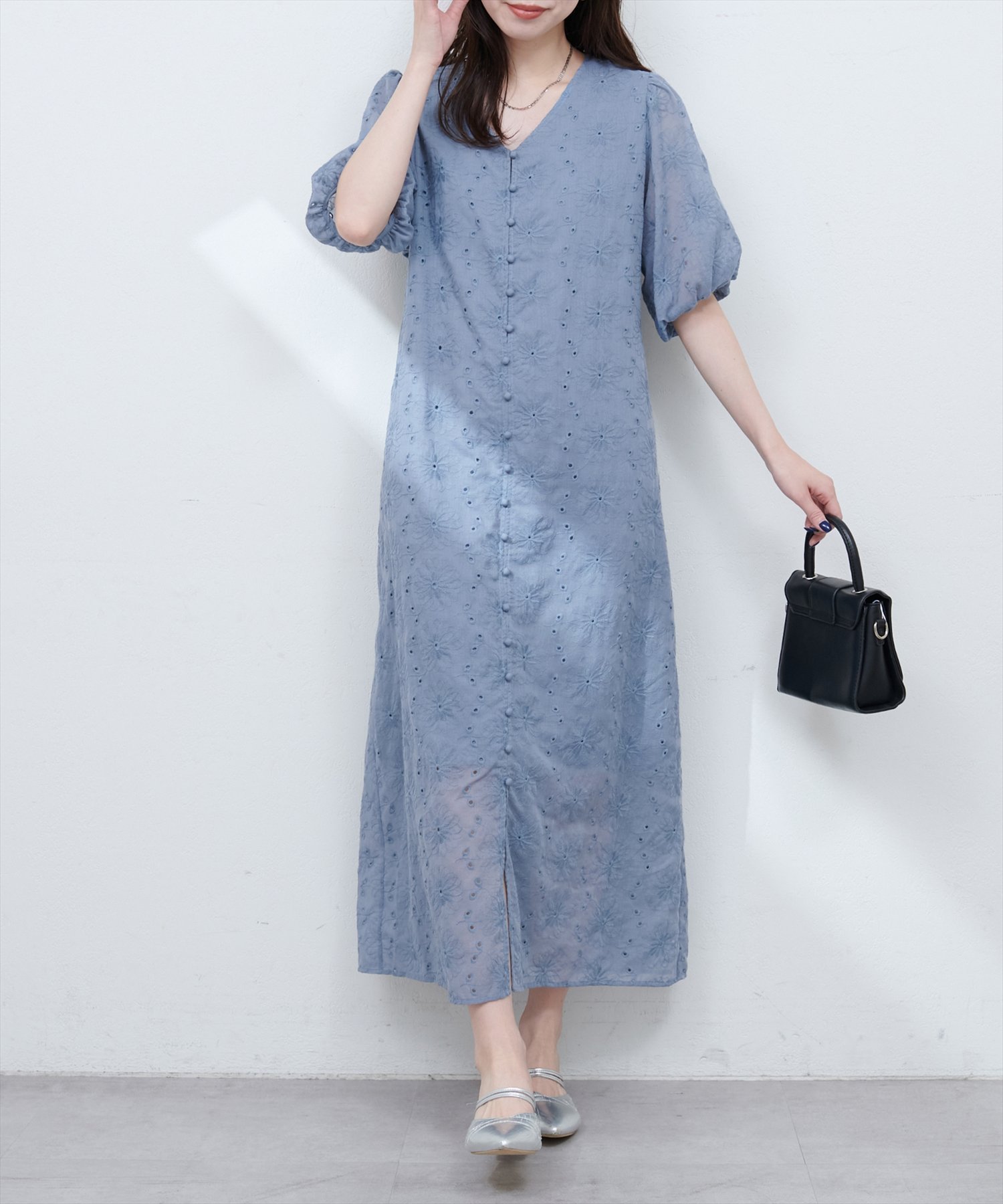 【ナチュラルクチュール/natural couture】の【WEB限定】お花刺繍フロント釦Vネックワンピース インテリア・キッズ・メンズ・レディースファッション・服の通販 founy(ファニー) 　ファッション　Fashion　レディースファッション　Ladies' Fashion Online　ワンピース　Dress　2025年　2025　2025春夏・S/S　Ss,Spring/Summer,2025　おすすめ　Recommend　カーディガン　Cardigan　デコルテ　Decolletage　フェミニン　Feminine　フロント　Front　ポケット　Pocket　リゾート　Resort　ロング　Long　夏　Summer　ブルー|ID: prp329100004536197 ipo3291000000032637355