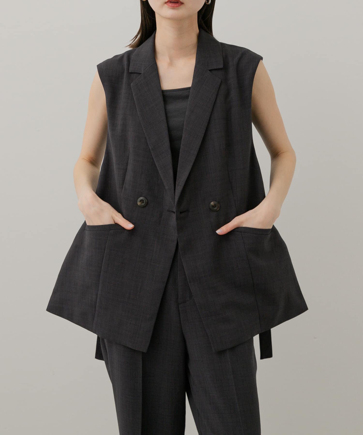 【センスオブプレイス/SENSE OF PLACE by URBAN RESEARCH】の『UR TECH DRYLUXE』リネンライクサイドベルトジレ インテリア・キッズ・メンズ・レディースファッション・服の通販 founy(ファニー) 　ファッション　Fashion　レディースファッション　Fashion for Women　アウター　Coat / Outerwear Collection　トップス・カットソー　Cut & Sew Tops　ベスト&ジレ / 重ね着スタイル　Vests & Gilets　ベルト&ウエストマーク　Belts & Waist Accessories　2025年　2025　2025春夏・S/S　Spring/Summer 2025 SS25　おすすめ　Recommended / Our Picks　サテン　Satin, Glossy Fabric　スタイリッシュ　Stylish, Fashionable　セットアップ　Set-Up, Coordinated Outfit　エレガント 上品　Elegant　吸水　Absorbent, Quick-Dry　夏　Summer　定番　Standard, Basic Item　S/S・春夏　SS, Spring/Summer, Warm Season　CHARCOAL|ID: prp329100004536284 ipo3291000000032725849