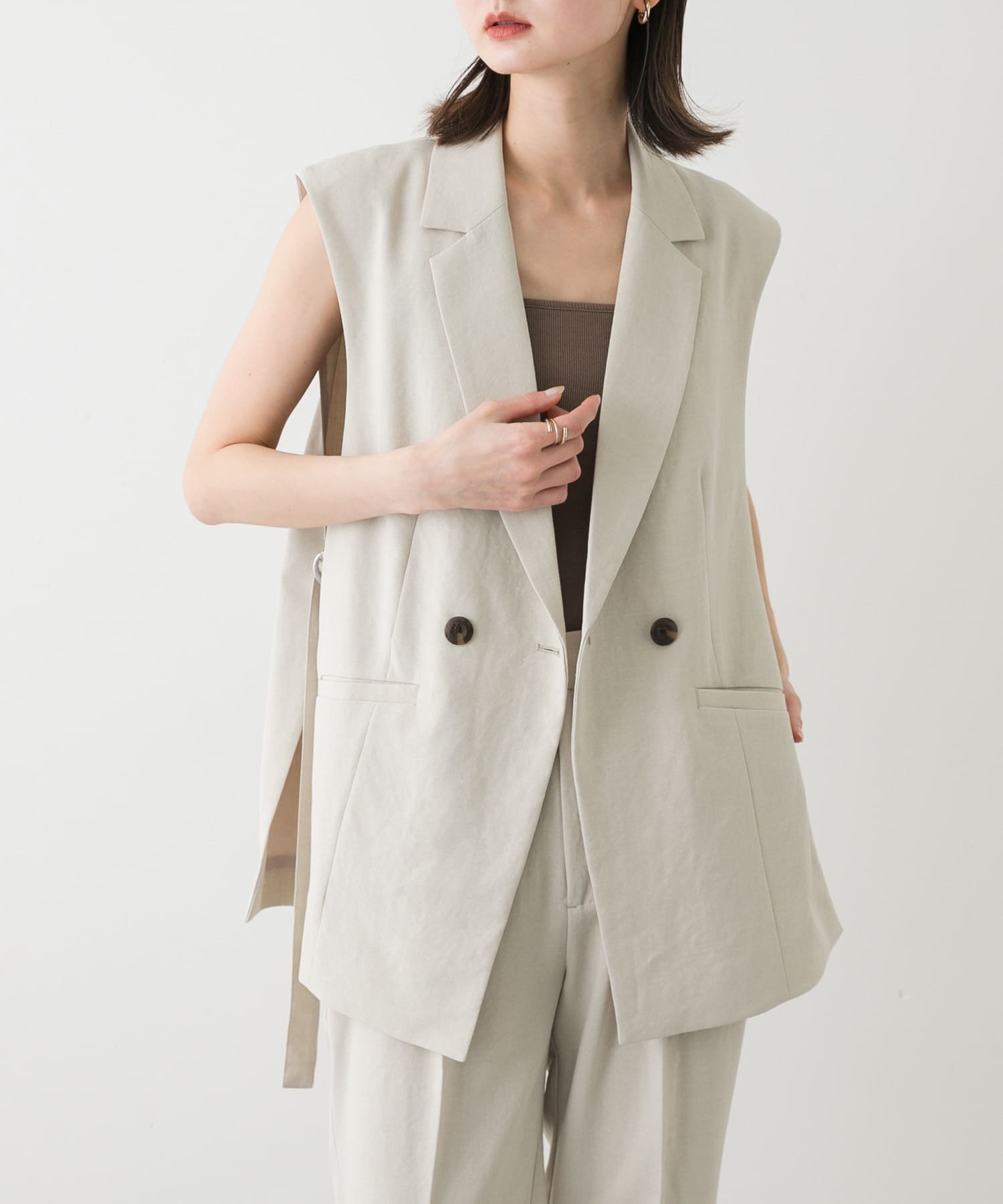 【センスオブプレイス/SENSE OF PLACE by URBAN RESEARCH】の『UR TECH DRYLUXE』リネンライクサイドベルトジレ インテリア・キッズ・メンズ・レディースファッション・服の通販 founy(ファニー) 　ファッション　Fashion　レディースファッション　Fashion for Women　アウター　Coat / Outerwear Collection　トップス・カットソー　Cut & Sew Tops　ベスト&ジレ / 重ね着スタイル　Vests & Gilets　ベルト&ウエストマーク　Belts & Waist Accessories　2025年　2025　2025春夏・S/S　Spring/Summer 2025 SS25　おすすめ　Recommended / Our Picks　サテン　Satin, Glossy Fabric　スタイリッシュ　Stylish, Fashionable　セットアップ　Set-Up, Coordinated Outfit　エレガント 上品　Elegant　吸水　Absorbent, Quick-Dry　夏　Summer　定番　Standard, Basic Item　S/S・春夏　SS, Spring/Summer, Warm Season　GREIGE|ID: prp329100004536284 ipo3291000000032725851