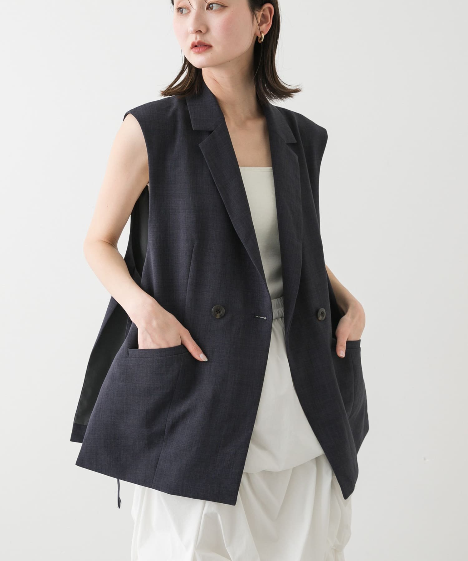 【センスオブプレイス/SENSE OF PLACE by URBAN RESEARCH】の『UR TECH DRYLUXE』リネンライクサイドベルトジレ インテリア・キッズ・メンズ・レディースファッション・服の通販 founy(ファニー) 　ファッション　Fashion　レディースファッション　Fashion for Women　アウター　Coat / Outerwear Collection　トップス・カットソー　Cut & Sew Tops　ベスト&ジレ / 重ね着スタイル　Vests & Gilets　ベルト&ウエストマーク　Belts & Waist Accessories　2025年　2025　2025春夏・S/S　Spring/Summer 2025 SS25　おすすめ　Recommended / Our Picks　サテン　Satin, Glossy Fabric　スタイリッシュ　Stylish, Fashionable　セットアップ　Set-Up, Coordinated Outfit　エレガント 上品　Elegant　吸水　Absorbent, Quick-Dry　夏　Summer　定番　Standard, Basic Item　S/S・春夏　SS, Spring/Summer, Warm Season　NAVY|ID: prp329100004536284 ipo3291000000032725853