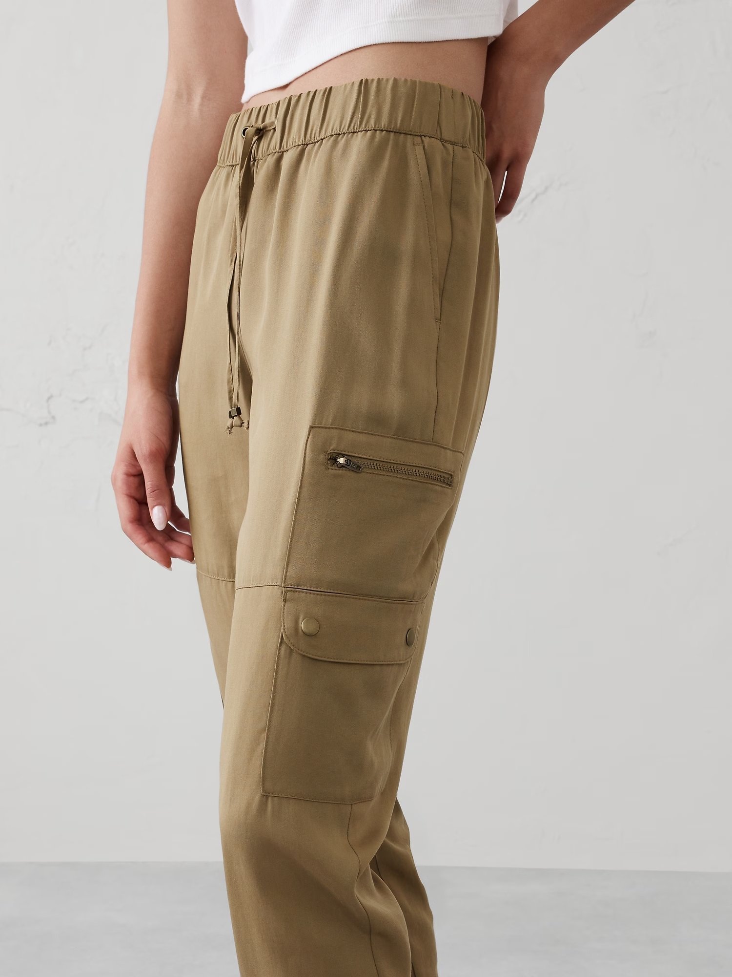 【バナナリパブリック ファクトリーストア/BANANA REPUBLIC FACTORY STORE】のBANANA REPUBLIC FACTORY STORE テンセルソフトカーゴパンツ インテリア・キッズ・メンズ・レディースファッション・服の通販 founy(ファニー) 　ファッション　Fashion　レディースファッション　WOMEN　パンツ　Pants　カーゴパンツ　Cargo Pants　ポケット　Pocket　AIRFORCE_KHAKI|ID: prp329100004536593 ipo3291000000032250290