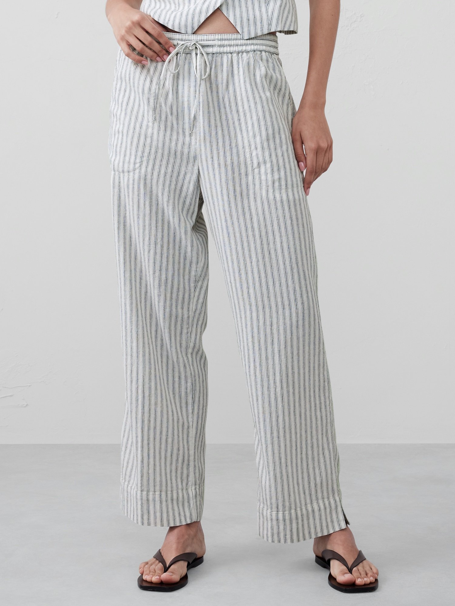 【バナナリパブリック ファクトリーストア/BANANA REPUBLIC FACTORY STORE】のBANANA REPUBLIC FACTORY STORE リネンブレンドプルオンストレートパンツ インテリア・キッズ・メンズ・レディースファッション・服の通販 founy(ファニー) 　ファッション　Fashion　レディースファッション　WOMEN　パンツ　Pants　サンダル　Sandals　シンプル　Simple　スニーカー　Sneakers　テクスチャー　Texture　ロング　Long　ワイド　Wide　吸水　Water Absorption　夏　Summer　WHITE_STRIPE|ID: prp329100004536651 ipo3291000000032058238
