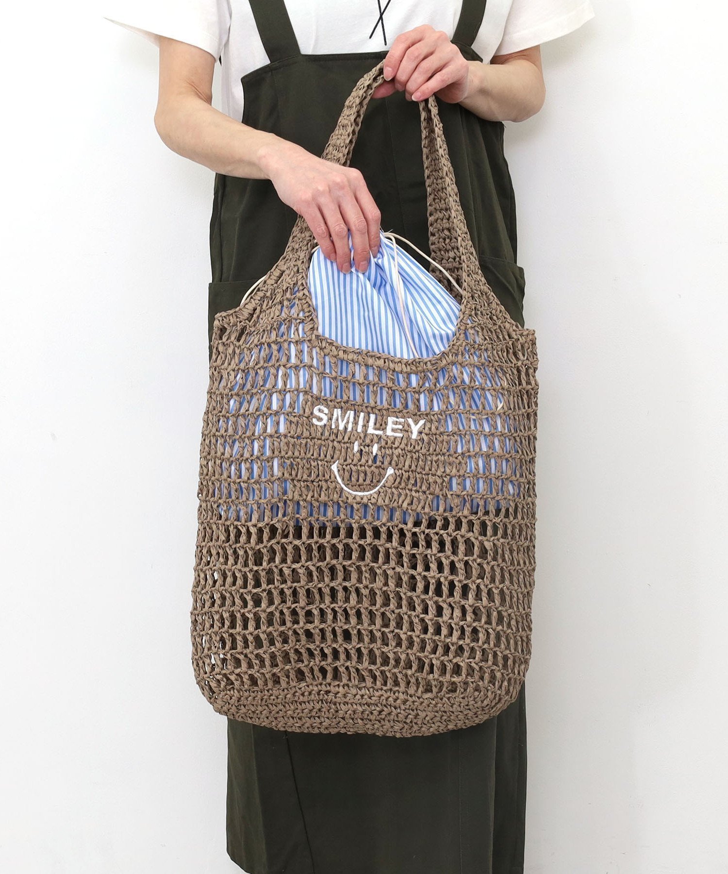 【プードゥドゥ/POU DOU DOU】のSMILEY 透かし編み刺繍入カゴバッグ/A4対応 インテリア・キッズ・メンズ・レディースファッション・服の通販 founy(ファニー) 　ファッション　Fashion　レディースファッション　WOMEN　ストライプ　Stripe　フェイス　Face　ペーパー　Paper　ワンポイント　One Point　人気　Popularity　巾着　Purse　透かし　Watermark　グレー|ID: prp329100004536762 ipo3291000000032058919