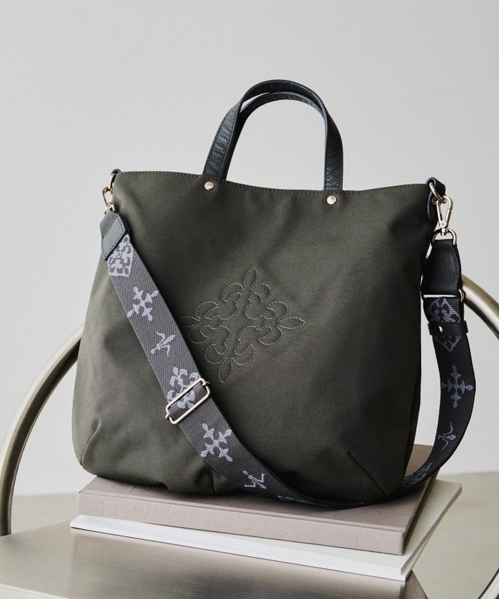 【ラシット/russet】の《月間人気No.1アイテム》コーデュラナイロン 2WAYトートバッグ インテリア・キッズ・メンズ・レディースファッション・服の通販 founy(ファニー) https://founy.com/ ファッション Fashion レディースファッション Fashion for Women バッグ Bags エレガント 上品 Elegant ショルダー Shoulder, Shoulder Strap シルバー Silver, Metallic Silver シンプル Simple, Minimal 定番 Standard, Basic Item 人気 Popular, Best Seller バランス Balance, Style Balance ポケット Pocket, Pocket Detail モチーフ Motif, Design Theme おすすめ Recommended / Our Picks 日本製 Made In Japan ビジネス 仕事 通勤 Business / Work / Commuting |ID: prp329100004536802 ipo3291000000034511346