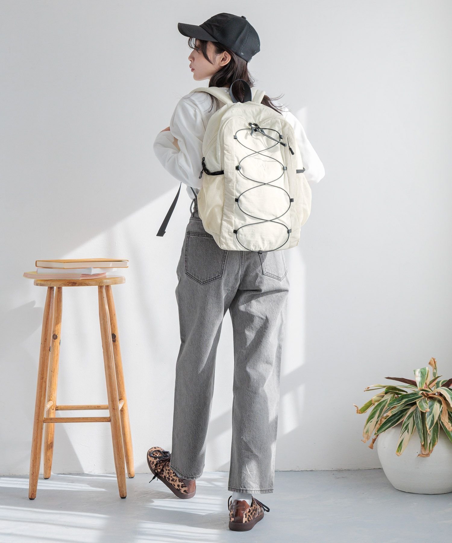【ローリーズファーム/LOWRYS FARM】のLF10ポケ2ROOMリュック インテリア・キッズ・メンズ・レディースファッション・服の通販 founy(ファニー) 　ファッション　Fashion　レディースファッション　WOMEN　クッション　Cushion　ショルダー　Shoulder　ポケット　Pocket　メッシュ　Mesh　リュック　Ruck Sack　レース　Race　アイボリー|ID: prp329100004536804 ipo3291000000032059151