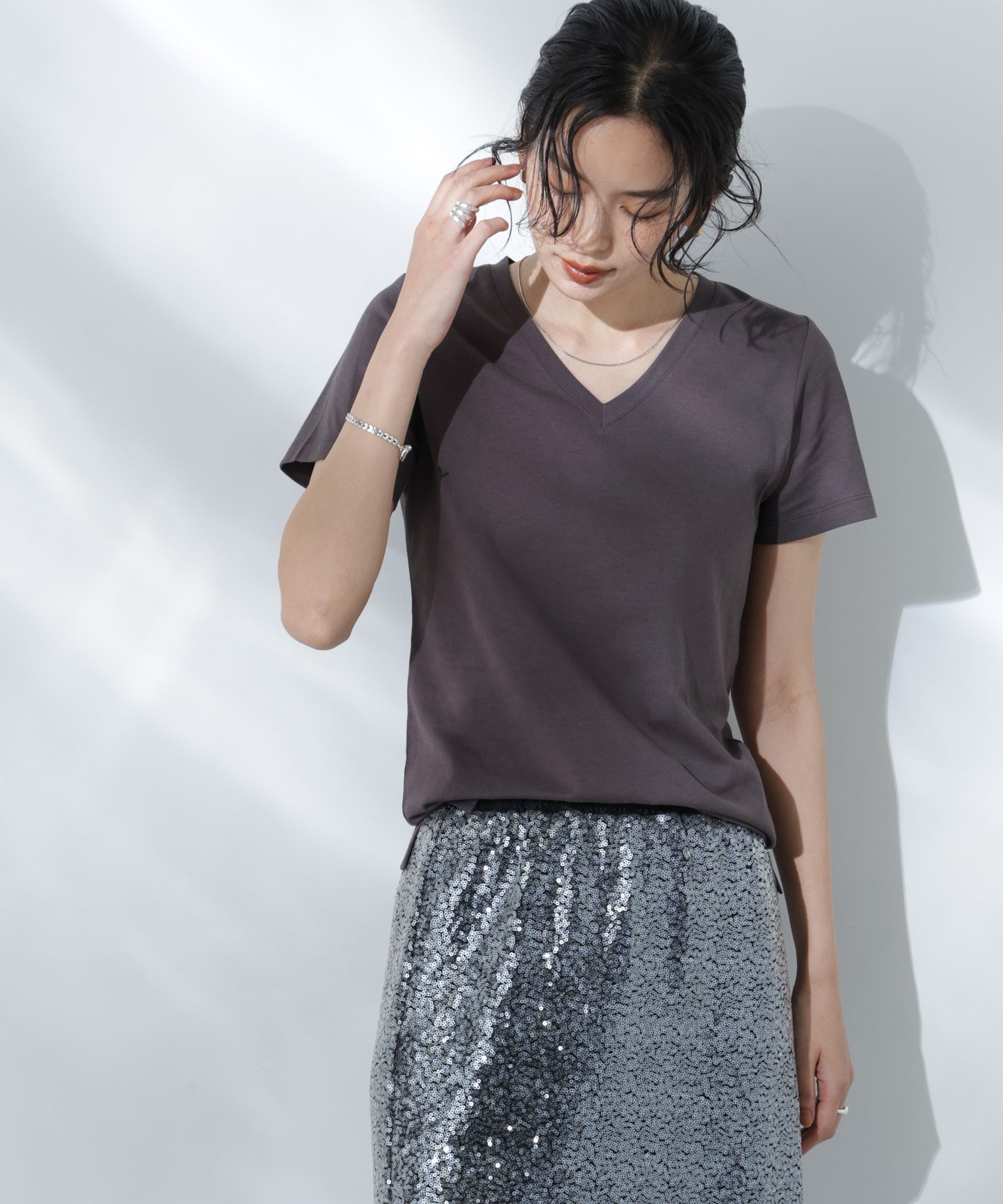 【ナノ ユニバース/nano universe】のAnti Soaked 汗染み防止VネックTシャツ インテリア・キッズ・メンズ・レディースファッション・服の通販 founy(ファニー) 　ファッション　Fashion　レディースファッション　Fashion for Women　トップス・カットソー　Cut & Sew Tops　シャツ・ブラウス・オフィスカジュアル　Elegant Blouses & Button-Ups　ロングTシャツ・Tシャツ　Longline T-Shirts & Tees　Vネックトップス　V-Neck Tops / V-Cut Neckline Shirts　吸水　Absorbent, Quick-Dry　スリット　Slit, Slit Detail　定番　Standard, Basic Item　人気　Popular, Best Seller　ベーシック　Basic, Essential　再入荷　Restock / Back in Stock　2025年　2025　2025春夏・S/S　Spring/Summer 2025 SS25　チャコール3|ID: prp329100004536941 ipo3291000000033442323