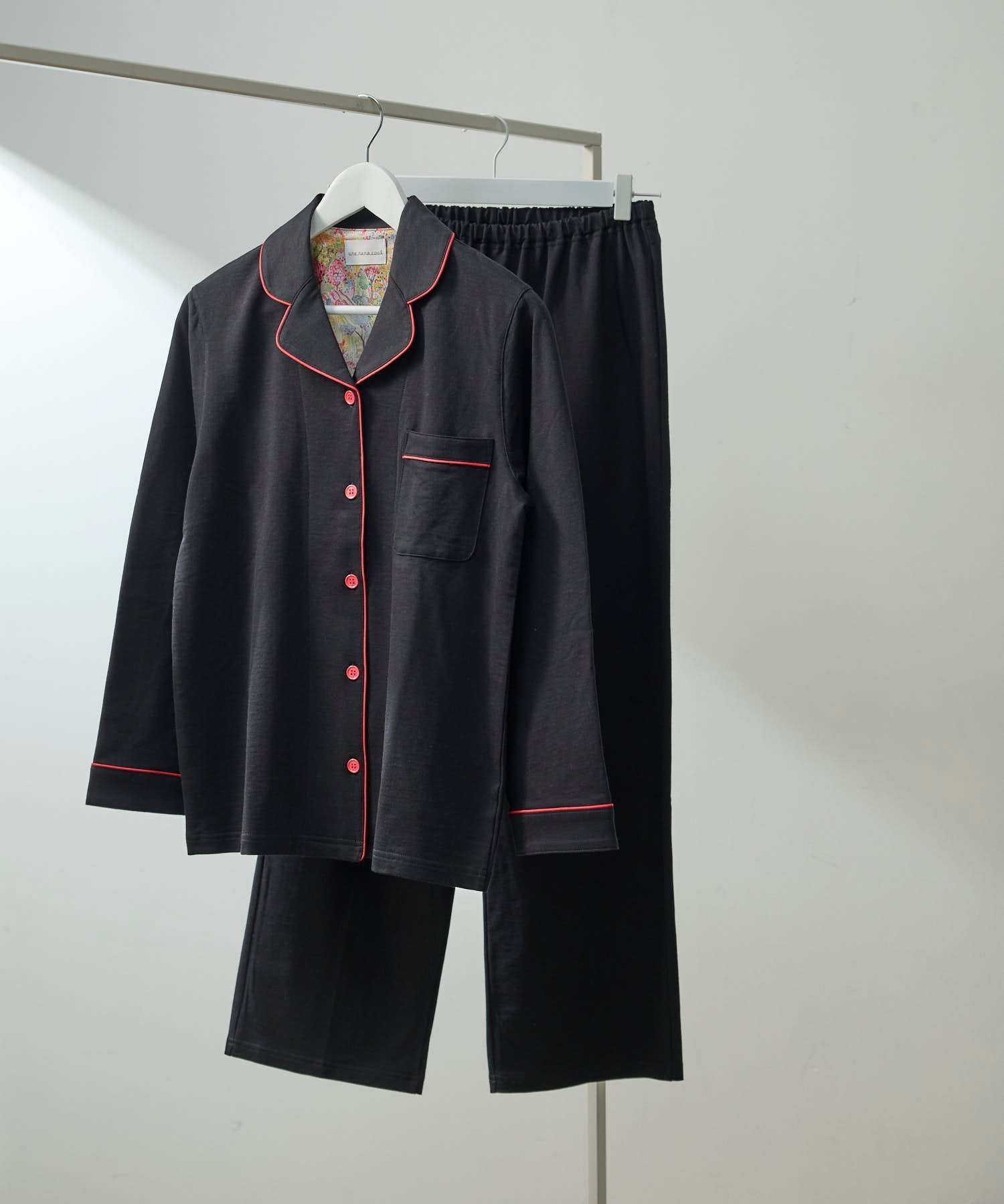 【ウンナナクール/une nana cool】の【綿100%】やわらかバズインレーパジャマ MADE WITH LIBERTY FABRIC インテリア・キッズ・メンズ・レディースファッション・服の通販 founy(ファニー) 　ファッション　Fashion　レディースファッション　WOMEN　パイピング　Piping　パジャマ　Pajamas　プリント　Print　リラックス　Relax　おすすめ　Recommend　ブラック|ID: prp329100004536979 ipo3291000000032060176