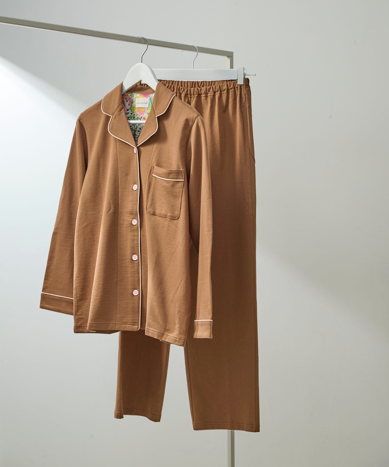 【ウンナナクール/une nana cool】の【綿100%】やわらかバズインレーパジャマ MADE WITH LIBERTY FABRIC インテリア・キッズ・メンズ・レディースファッション・服の通販 founy(ファニー) 　ファッション　Fashion　レディースファッション　WOMEN　パイピング　Piping　パジャマ　Pajamas　プリント　Print　リラックス　Relax　おすすめ　Recommend　ブラウン|ID: prp329100004536979 ipo3291000000032060177