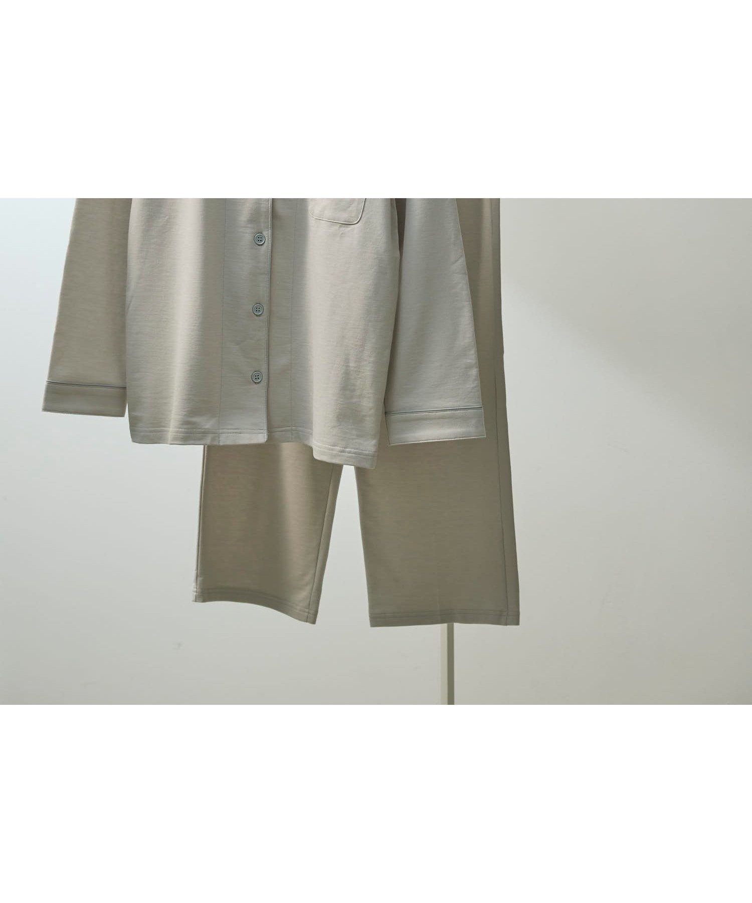【ウンナナクール/une nana cool】の【綿100%】やわらかバズインレーパジャマ MADE WITH LIBERTY FABRIC インテリア・キッズ・メンズ・レディースファッション・服の通販 founy(ファニー) 　ファッション　Fashion　レディースファッション　WOMEN　パイピング　Piping　パジャマ　Pajamas　プリント　Print　リラックス　Relax　おすすめ　Recommend　ライトグレー|ID: prp329100004536979 ipo3291000000032060189
