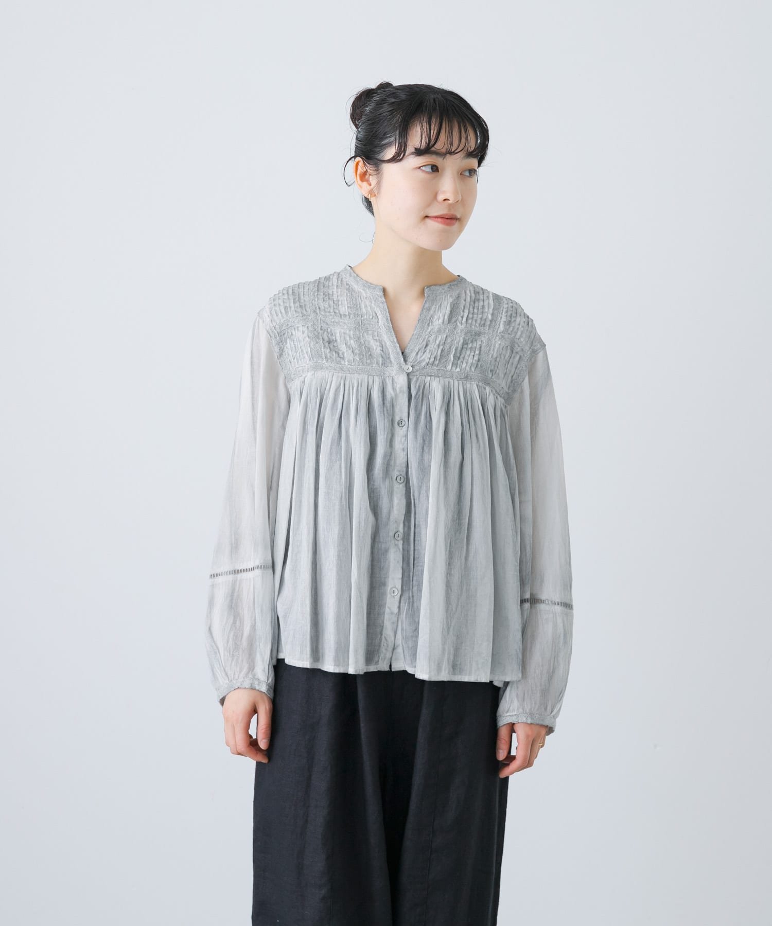 【かぐれ/kagure / URBAN RESEARCH】のピグメントダイピンタックブラウス インテリア・キッズ・メンズ・レディースファッション・服の通販 founy(ファニー) 　ファッション　Fashion　レディースファッション　WOMEN　トップス・カットソー　Tops/Tshirt　シャツ/ブラウス　Shirts/Blouses　2025年　2025　2025春夏・S/S　Ss,Spring/Summer,2025　おすすめ　Recommend　インド　India　ギャザー　Gather　チュニック　Tunic　バランス　Balance　レース　Race　エレガント 上品　Elegant　夏　Summer　S/S・春夏　Ss・Spring/Summer　羽織　Haori　長袖　Long Sleeve　L.GRAY|ID: prp329100004537085 ipo3291000000032206727