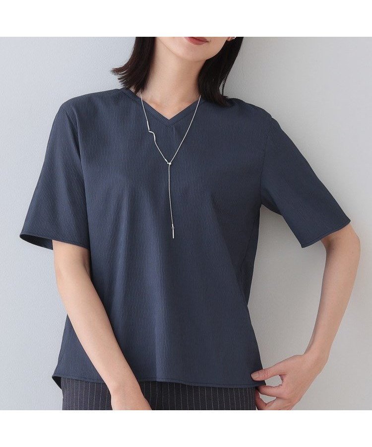 【インディヴィ/INDIVI】の春SALE!【洗える/凹凸素材】シンプルVネックブラウス インテリア・キッズ・メンズ・レディースファッション・服の通販 founy(ファニー) 　ファッション　Fashion　レディースファッション　WOMEN　トップス・カットソー　Tops/Tshirt　シャツ/ブラウス　Shirts/Blouses　Vネック　V-Neck　インナー　Inner　ウェーブ　Wave　シンプル　Simple　ジャケット　Jacket　スーツ　Suit　デニム　Denim　バランス　Balance　ボトム　Bottom　ビジネス 仕事 通勤　Business　夏　Summer　春　Spring　洗える　Washable　チャコールグレー|ID: prp329100004537106 ipo3291000000032061159