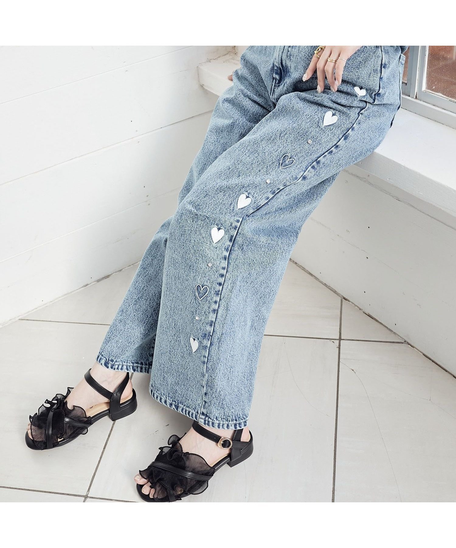 【マジェスティック レゴン/MAJESTIC LEGON】のリボンビジューデニムパンツ インテリア・キッズ・メンズ・レディースファッション・服の通販 founy(ファニー) 　ファッション　Fashion　レディースファッション　WOMEN　パンツ　Pants　デニムパンツ　Denim Pants　ウォッシュ　Wash　カットソー　Cut And Sew　ガーリー　Girly　ダウン　Down　チュール　Tulle　デニム　Denim　トレンド　Trend　ビジュー　Bijou　フィット　Fit　リボン　Ribbon　再入荷　Restock/Back In Stock/Re Arrival　サックス柄|ID: prp329100004537652 ipo3291000000032064613