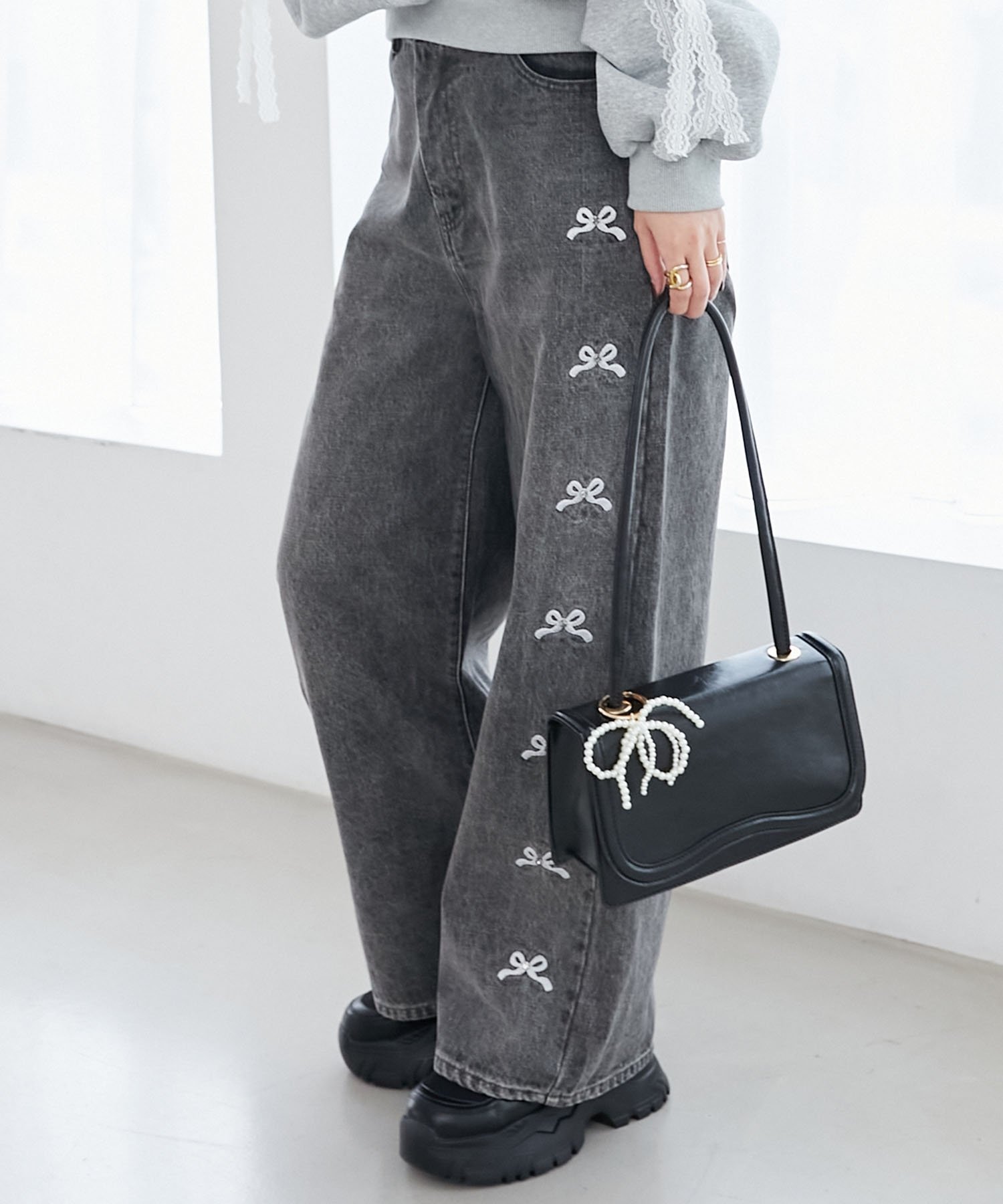 【マジェスティック レゴン/MAJESTIC LEGON】のリボンビジューデニムパンツ インテリア・キッズ・メンズ・レディースファッション・服の通販 founy(ファニー) 　ファッション　Fashion　レディースファッション　WOMEN　パンツ　Pants　デニムパンツ　Denim Pants　ウォッシュ　Wash　カットソー　Cut And Sew　ガーリー　Girly　ダウン　Down　チュール　Tulle　デニム　Denim　トレンド　Trend　ビジュー　Bijou　フィット　Fit　リボン　Ribbon　再入荷　Restock/Back In Stock/Re Arrival　グレー|ID: prp329100004537652 ipo3291000000032064621