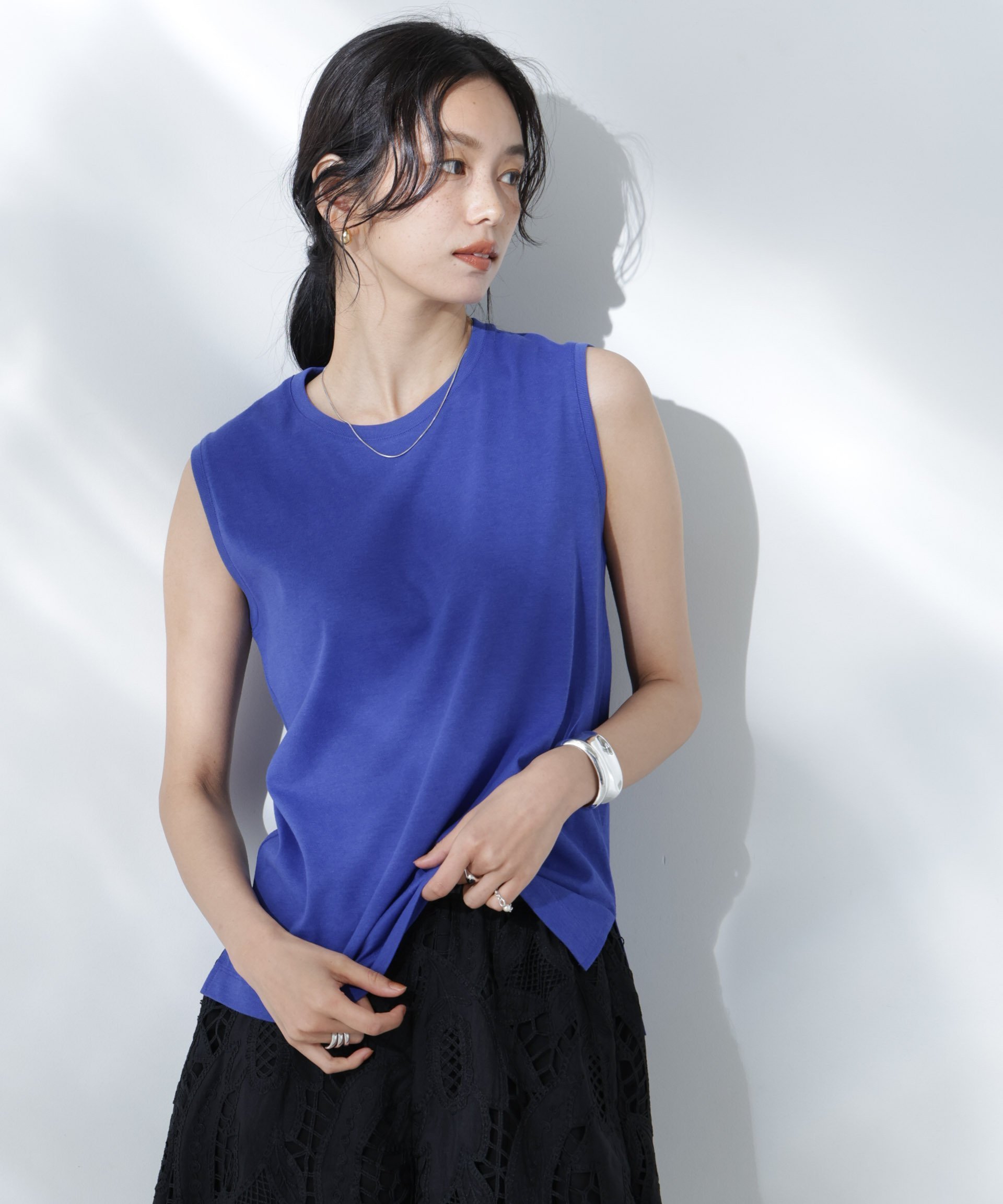 【ナノ ユニバース/nano universe】のAnti Soaked 汗染み防止カラフルノースリTシャツ インテリア・キッズ・メンズ・レディースファッション・服の通販 founy(ファニー) 　ファッション　Fashion　レディースファッション　Fashion for Women　トップス・カットソー　Cut & Sew Tops　シャツ・ブラウス・オフィスカジュアル　Elegant Blouses & Button-Ups　ロングTシャツ・Tシャツ　Longline T-Shirts & Tees　イエロー　Yellow　春　Spring　カラフル　Colorful Design　吸水　Absorbent, Quick-Dry　シンプル　Simple, Minimal　スタイリッシュ　Stylish, Fashionable　スリット　Slit, Slit Detail　定番　Standard, Basic Item　ノースリーブ　Sleeveless, No-Sleeve　人気　Popular, Best Seller　バランス　Balance, Style Balance　S/S・春夏　SS, Spring/Summer, Warm Season　再入荷　Restock / Back in Stock　夏　Summer　エレガント 上品　Elegant　2025年　2025　2025春夏・S/S　Spring/Summer 2025 SS25　ブルー|ID: prp329100004537728 ipo3291000000033029747