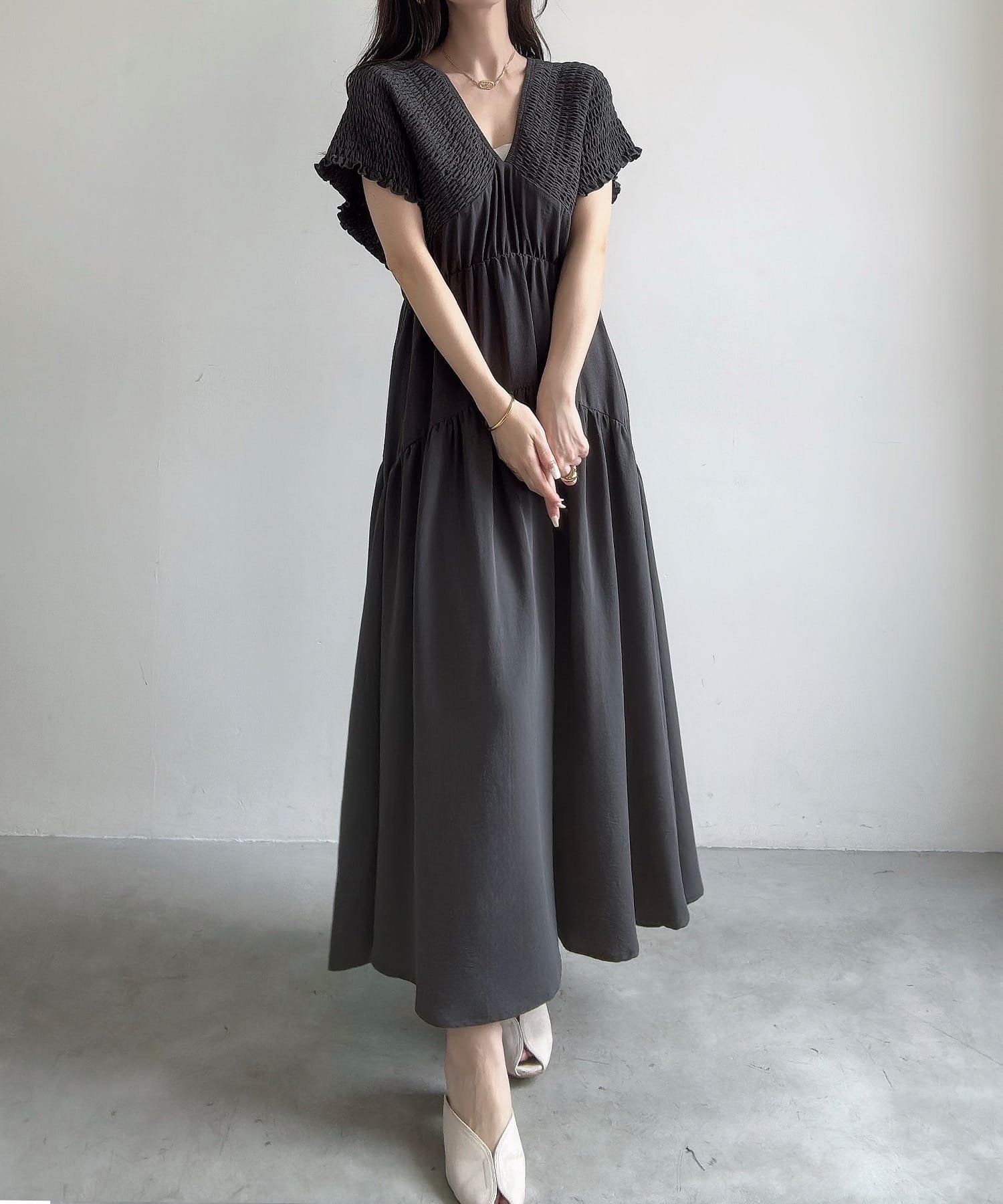 【ジュノア/JUNOAH】のMeiru 肩シャーリングティアードワンピース インテリア・キッズ・メンズ・レディースファッション・服の通販 founy(ファニー) 　ファッション　Fashion　レディースファッション　Ladies' Fashion Online　ワンピース　Dress　チャコール|ID: prp329100004537794 ipo3291000000032625062