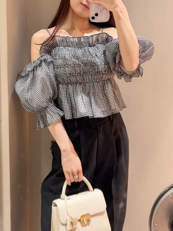 【スナイデル/SNIDEL】のSustainableギャザーオフショルブラウス 人気、トレンドファッション・服の通販 founy(ファニー) 　ファッション　Fashion　レディースファッション　WOMEN　トップス・カットソー　Tops/Tshirt　シャツ/ブラウス　Shirts/Blouses　ウェーブ　Wave　エレガント 上品　Elegant　オフショル　Off Shoulder　オーガンジー　Organdy　ギンガム　Gingham　今季　This Season　シフォン　Chiffon　シャーリング　Shirring　ストレート　Straight　チェック　Check　デコルテ　Decolletage　定番　Standard　人気　Popularity　バランス　Balance　フィット　Fit　フリル　Frills　フレア　Flare　プリーツ　Pleats　無地　Plain Color　ラップ　Wrap　レース　Race　ロマンティック　Romantic　おすすめ　Recommend　 other-1|ID: prp329100004538188 ipo3291000000032262921