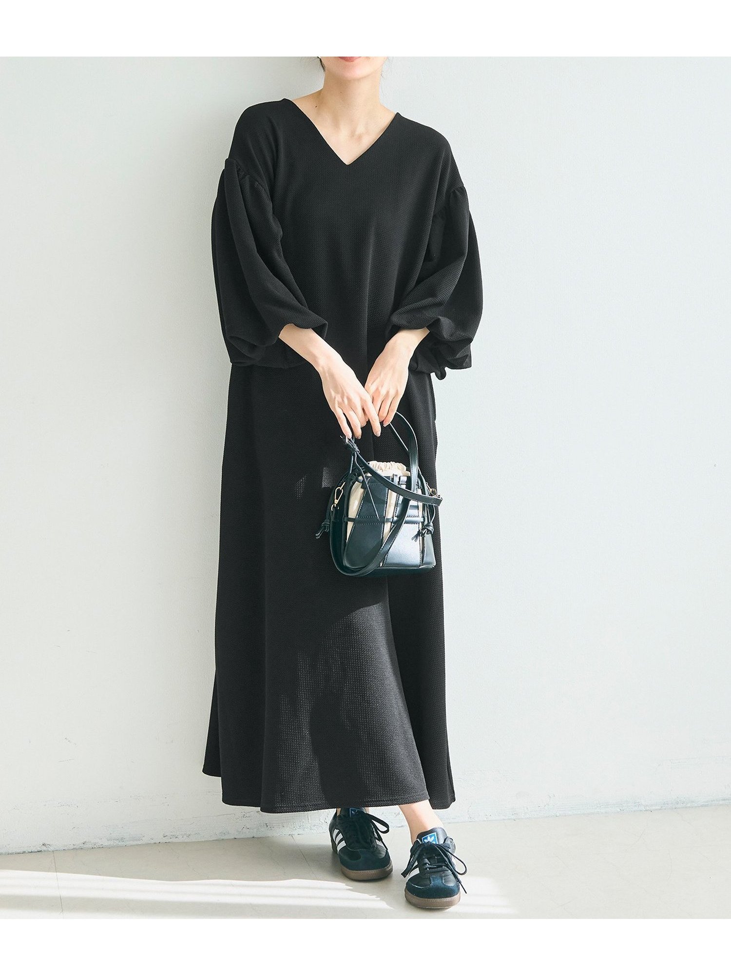 【コカ/COCA】のエンボスVネック袖ぽわワンピース インテリア・キッズ・メンズ・レディースファッション・服の通販 founy(ファニー) 　ファッション　Fashion　レディースファッション　Ladies' Fashion Online　ワンピース　Dress　シンプル　Simple　スウェット　Sweat　ストレッチ　Stretch　スリーブ　Sleeve　デコルテ　Decolletage　ネックレス　Necklace　バルーン　Balloon　ポケット　Pocket　リラックス　Relax　ロング　Long　旅行　Travel　エレガント 上品　Elegant　Black|ID: prp329100004538577 ipo3291000000032622133