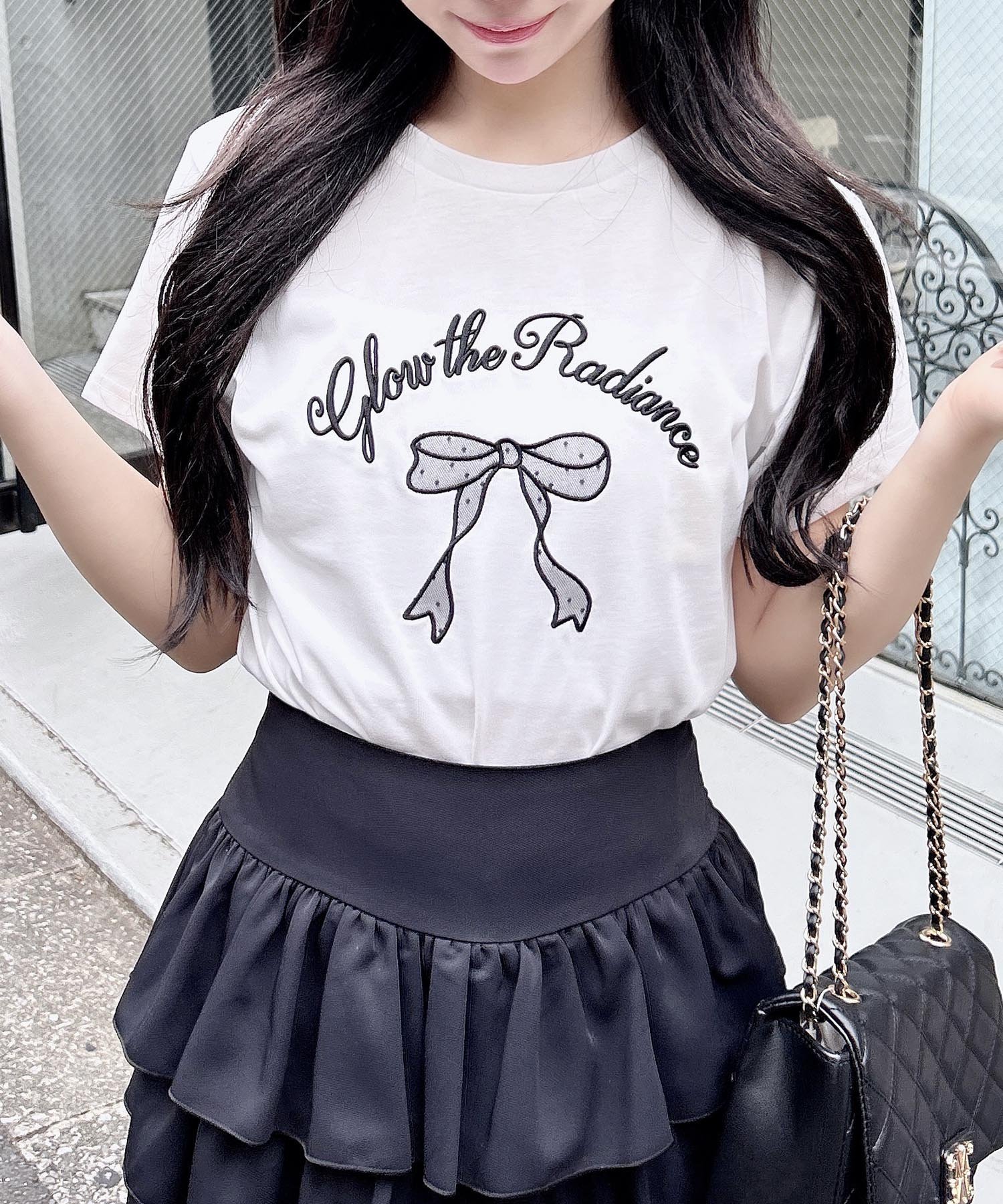 【イング/INGNI】のリボンロゴTシャツ インテリア・キッズ・メンズ・レディースファッション・服の通販 founy(ファニー) 　ファッション　Fashion　レディースファッション　Fashion for Women　トップス・カットソー　Cut & Sew Tops　シャツ・ブラウス・オフィスカジュアル　Elegant Blouses & Button-Ups　ロングTシャツ・Tシャツ　Longline T-Shirts & Tees　おすすめ　Recommended / Our Picks　シンプル　Simple, Minimal　チュール　Tulip, Tulip Motif　フロント　Front, Front Design　ベーシック　Basic, Essential　リボン　Ribbon, Bow　無地　Plain, Solid Color　オフホワイト/クロ|ID: prp329100004539008 ipo3291000000033674398