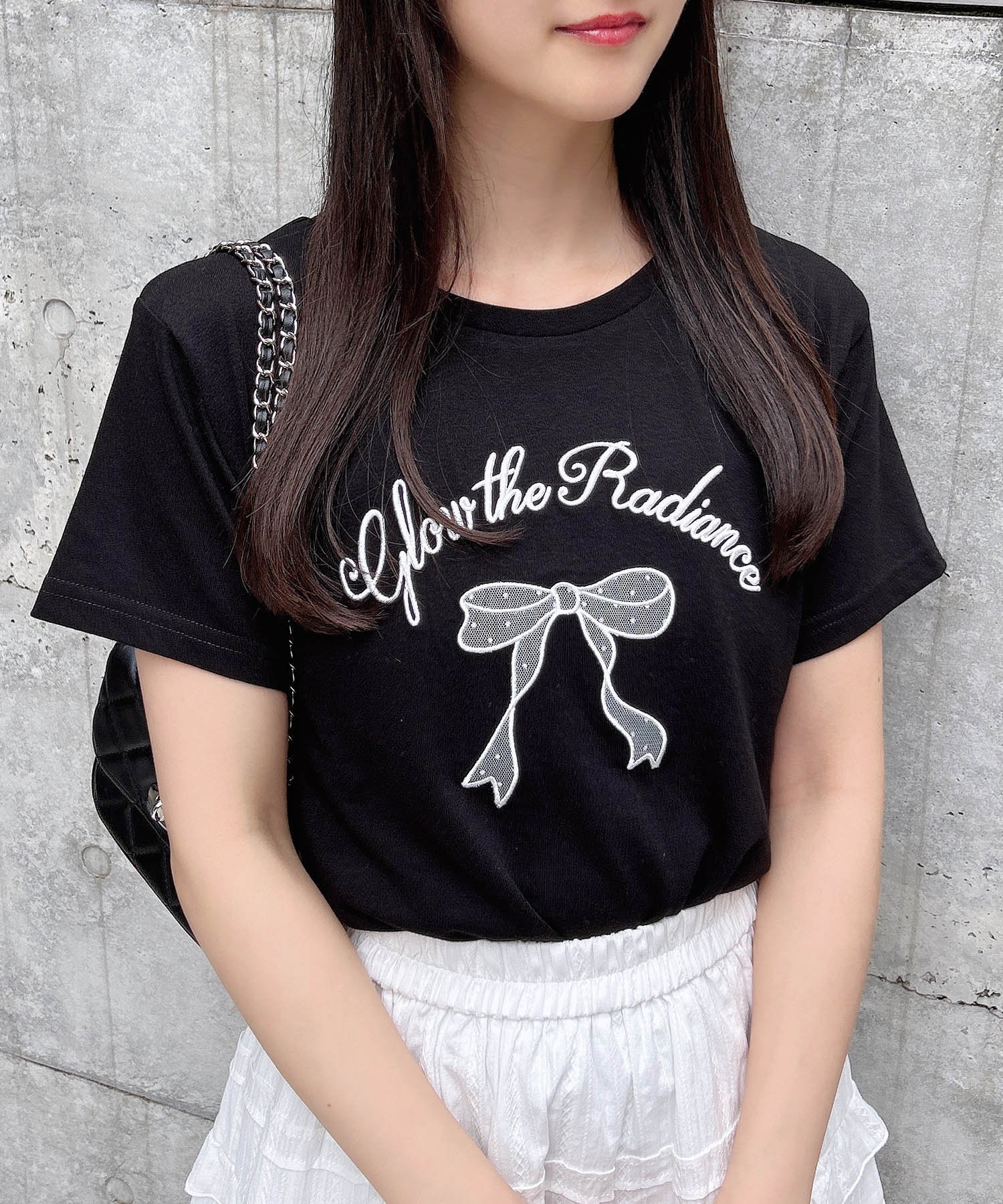 【イング/INGNI】のリボンロゴTシャツ インテリア・キッズ・メンズ・レディースファッション・服の通販 founy(ファニー) 　ファッション　Fashion　レディースファッション　Fashion for Women　トップス・カットソー　Cut & Sew Tops　シャツ・ブラウス・オフィスカジュアル　Elegant Blouses & Button-Ups　ロングTシャツ・Tシャツ　Longline T-Shirts & Tees　おすすめ　Recommended / Our Picks　シンプル　Simple, Minimal　チュール　Tulip, Tulip Motif　フロント　Front, Front Design　ベーシック　Basic, Essential　リボン　Ribbon, Bow　無地　Plain, Solid Color　クロ/オフホワイト|ID: prp329100004539008 ipo3291000000033674400