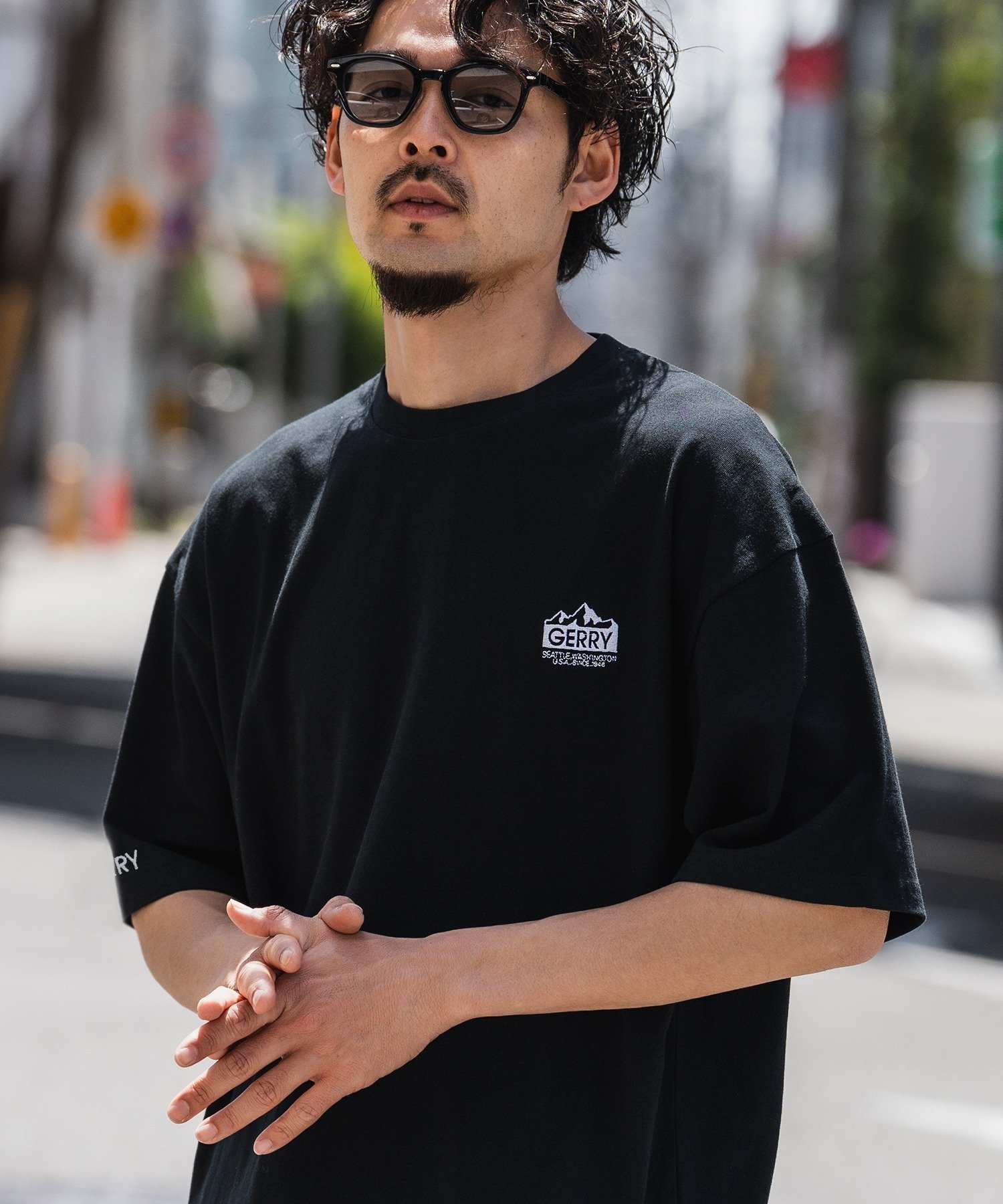 【インプローブス/improves / MEN】のGERRY ジェリー 別注 マウンテン 刺しゅう 半袖Tシャツ インテリア・キッズ・メンズ・レディースファッション・服の通販 founy(ファニー) 　ファッション　Fashion　メンズファッション　MEN　アウトドア　Outdoor　アメリカン　American　カーゴパンツ　Cargo Pants　ショーツ　Shorts　シンプル　Simple　デニム　Denim　トレンド　Trend　定番　Standard　長袖　Long Sleeve　パープル　Purple　別注　Special Order　半袖　Short Sleeve　ワイド　Wide　ワンポイント　One Point　おすすめ　Recommend　ブラック|ID: prp329100004539065 ipo3291000000032072223