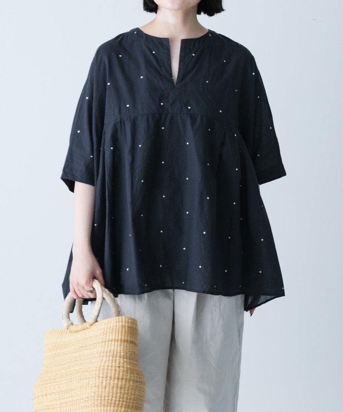 【かぐれ/kagure / URBAN RESEARCH】のドット刺しゅうワイドプルオーバー インテリア・キッズ・メンズ・レディースファッション・服の通販 founy(ファニー) https://founy.com/ ファッション Fashion レディースファッション Fashion for Women トップス・カットソー Cut & Sew Tops カジュアルプルオーバー・ニットトップス Pullovers & Knit Tops / Casual Pullovers 2025年 2025 2025春夏・S/S Spring/Summer 2025 SS25 インド Indian Textile シンプル Simple, Minimal ドット Polka Dot, Dot Pattern ワイド Wide, Wide Fit 夏 Summer S/S・春夏 SS, Spring/Summer, Warm Season 無地 Plain, Solid Color |ID: prp329100004539102 ipo3291000000032626795