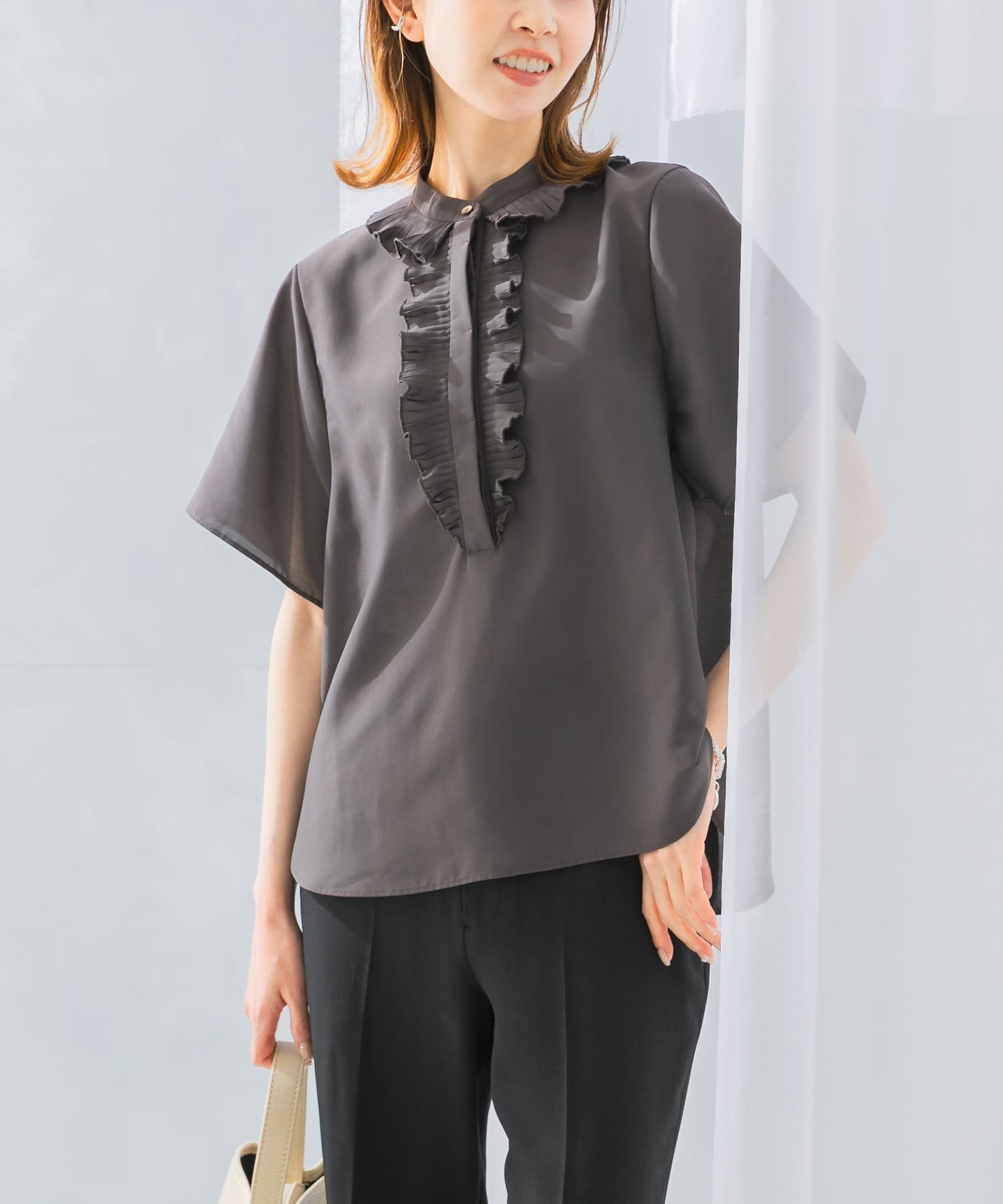 【アーバンリサーチ ロッソ/URBAN RESEARCH ROSSO】のフリルデザイン5分袖シャツブラウス インテリア・キッズ・メンズ・レディースファッション・服の通販 founy(ファニー) 　ファッション　Fashion　レディースファッション　WOMEN　トップス・カットソー　Tops/Tshirt　シャツ/ブラウス　Shirts/Blouses　2025年　2025　2025春夏・S/S　Ss,Spring/Summer,2025　インナー　Inner　オケージョン　Occasion　ジャケット　Jacket　デニム　Denim　フェミニン　Feminine　フリル　Frills　エレガント 上品　Elegant　夏　Summer　S/S・春夏　Ss・Spring/Summer　CHARCOAL|ID: prp329100004539112 ipo3291000000032278220