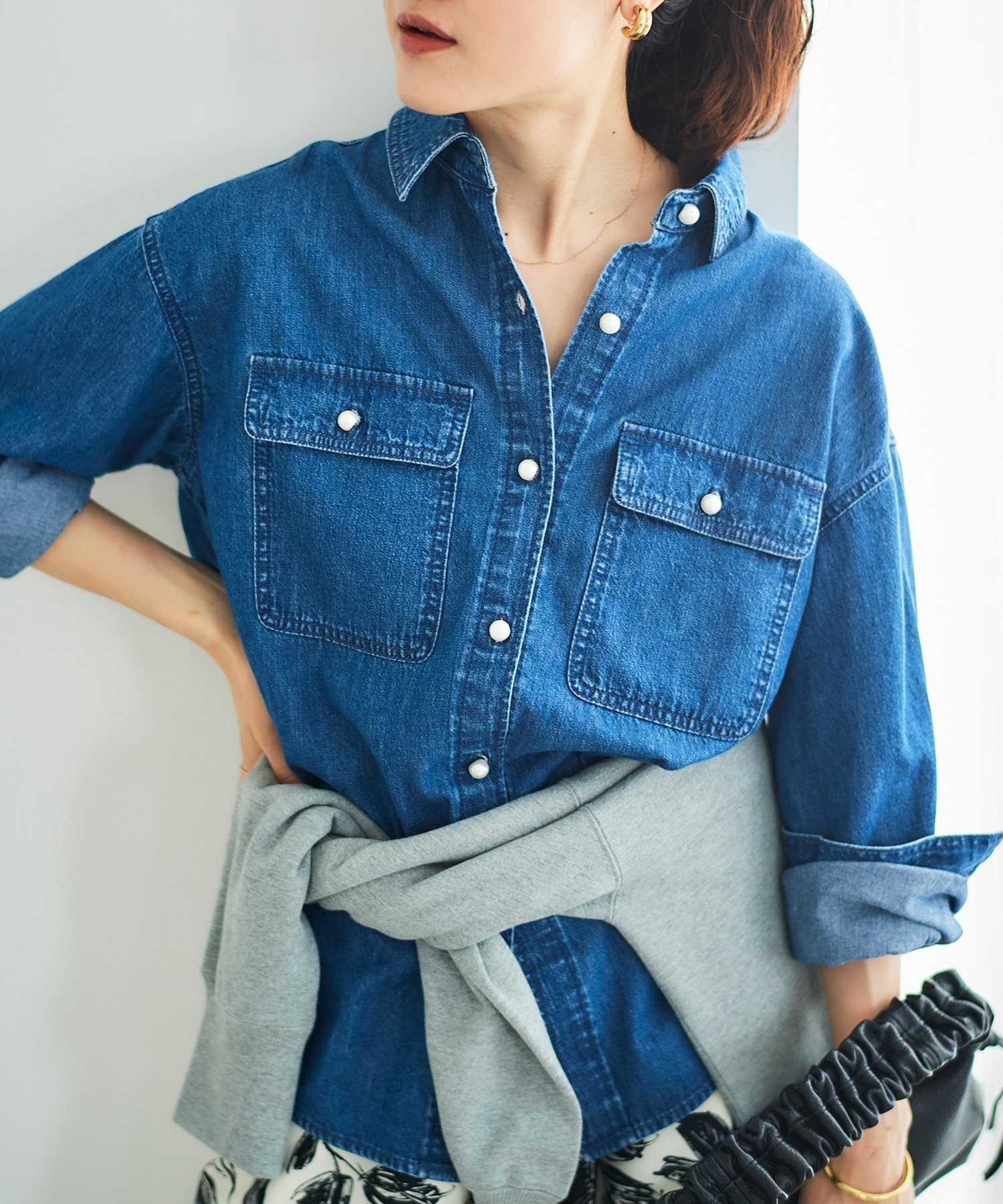 【ルクールブラン/le.coeur blanc】のパールボタンシャツ インテリア・キッズ・メンズ・レディースファッション・服の通販 founy(ファニー) 　ファッション　Fashion　レディースファッション　Fashion for Women　トップス・カットソー　Cut & Sew Tops　シャツ・ブラウス・オフィスカジュアル　Elegant Blouses & Button-Ups　ウェーブ　Wavy Pattern　洗える　Machine Washable　秋　Autumn　クラシカル　Classical, Vintage-Inspired　ストレート　Straight, Straight Cut　デニム　Denim, Jeans Material　定番　Standard, Basic Item　人気　Popular, Best Seller　パール　Pearl, Pearl Accent　ベーシック　Basic, Essential　ミックス　Mix, Mixed Style　おすすめ　Recommended / Our Picks　ブルー|ID: prp329100004539210 ipo3291000000034306655