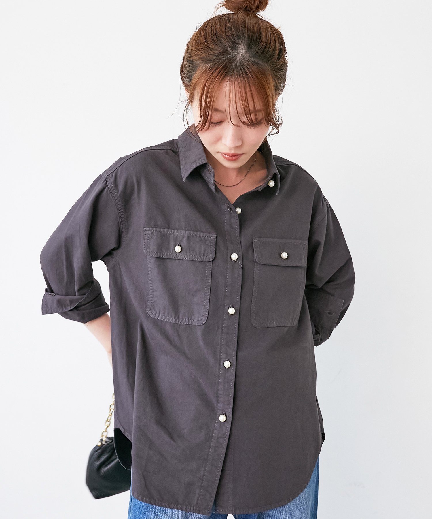 【ルクールブラン/le.coeur blanc】のパールボタンシャツ インテリア・キッズ・メンズ・レディースファッション・服の通販 founy(ファニー) 　ファッション　Fashion　レディースファッション　Fashion for Women　トップス・カットソー　Cut & Sew Tops　シャツ・ブラウス・オフィスカジュアル　Elegant Blouses & Button-Ups　ウェーブ　Wavy Pattern　洗える　Machine Washable　秋　Autumn　クラシカル　Classical, Vintage-Inspired　ストレート　Straight, Straight Cut　デニム　Denim, Jeans Material　定番　Standard, Basic Item　人気　Popular, Best Seller　パール　Pearl, Pearl Accent　ベーシック　Basic, Essential　ミックス　Mix, Mixed Style　おすすめ　Recommended / Our Picks　D/グレー|ID: prp329100004539210 ipo3291000000034306657