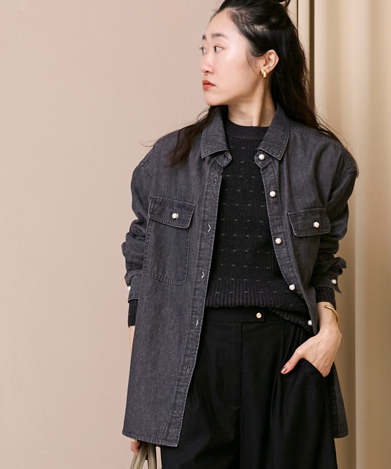 【ルクールブラン/le.coeur blanc】のパールボタンシャツ インテリア・キッズ・メンズ・レディースファッション・服の通販 founy(ファニー) 　ファッション　Fashion　レディースファッション　Fashion for Women　トップス・カットソー　Cut & Sew Tops　シャツ・ブラウス・オフィスカジュアル　Elegant Blouses & Button-Ups　ウェーブ　Wavy Pattern　洗える　Machine Washable　秋　Autumn　クラシカル　Classical, Vintage-Inspired　ストレート　Straight, Straight Cut　デニム　Denim, Jeans Material　定番　Standard, Basic Item　人気　Popular, Best Seller　パール　Pearl, Pearl Accent　ベーシック　Basic, Essential　ミックス　Mix, Mixed Style　おすすめ　Recommended / Our Picks　ブラック|ID: prp329100004539210 ipo3291000000034306658