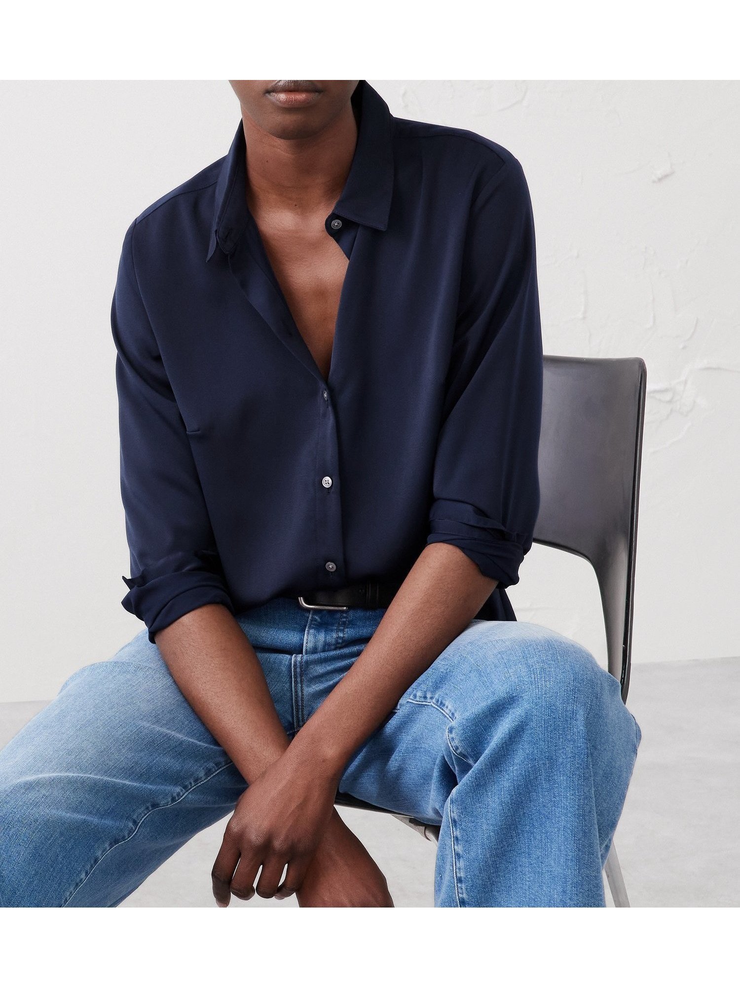 【バナナリパブリック ファクトリーストア/BANANA REPUBLIC FACTORY STORE】のBANANA REPUBLIC FACTORY STORE サテンクラシックシャツ インテリア・キッズ・メンズ・レディースファッション・服の通販 founy(ファニー) 　ファッション　Fashion　レディースファッション　WOMEN　トップス・カットソー　Tops/Tshirt　シャツ/ブラウス　Shirts/Blouses　テクスチャー　Texture　フロント　Front　PREPPY_NAVY|ID: prp329100004539246 ipo3291000000032242887