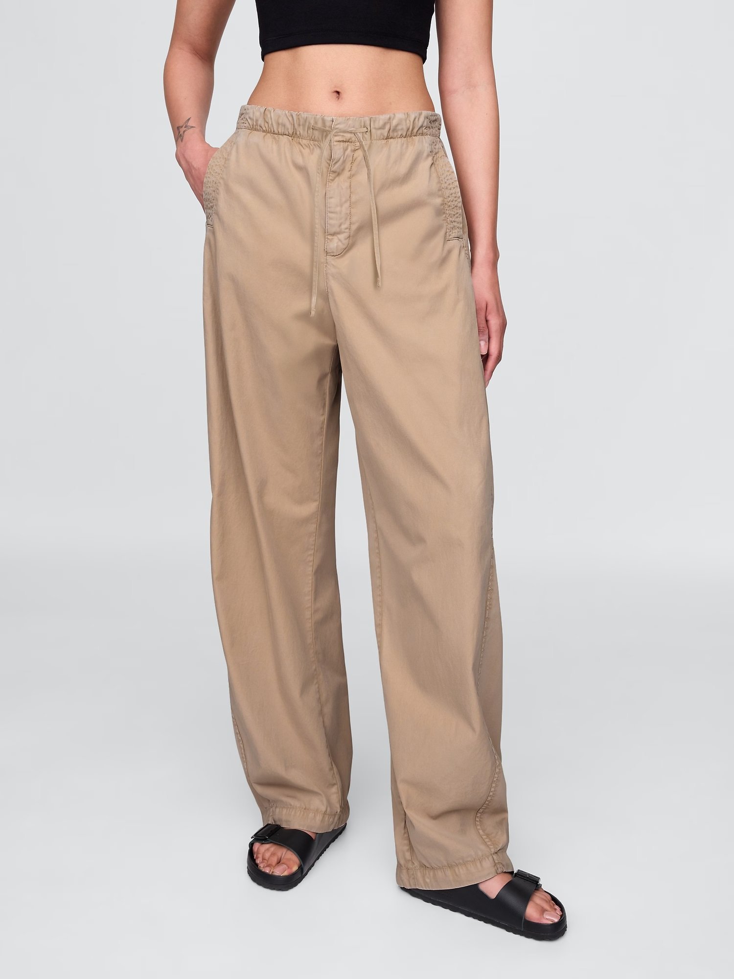 【ギャップ/GAP】のミッドライズ バレル パラシュートパンツ インテリア・キッズ・メンズ・レディースファッション・服の通販 founy(ファニー) 　ファッション　Fashion　レディースファッション　Fashion for Women　パンツ　Pants & Trousers　フィット　Fit, Slim Fit　ポケット　Pocket, Pocket Detail　KHAKI|ID: prp329100004539371 ipo3291000000032715341