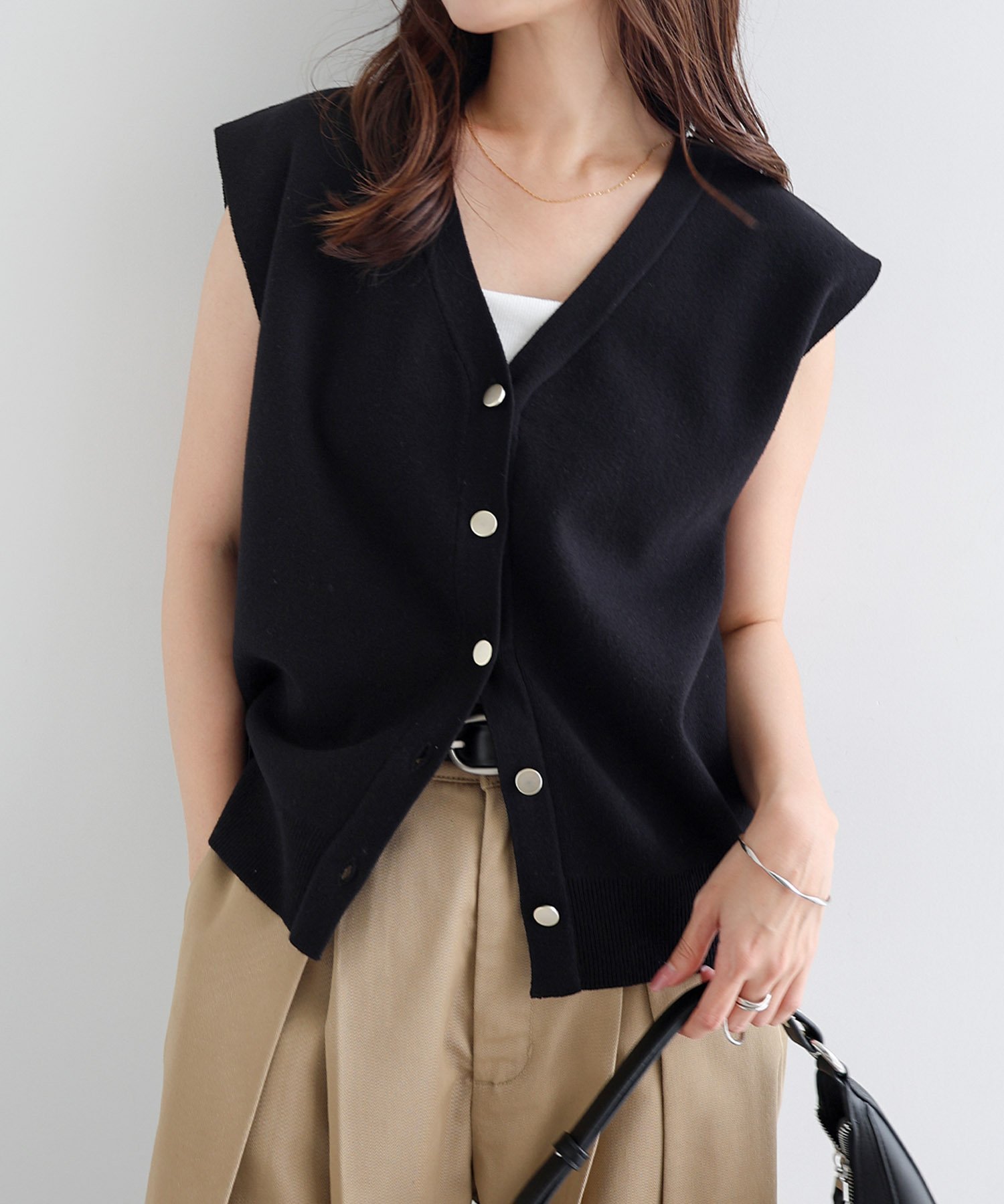 【その他のブランド/Other】のメタルボタン ノースリーブ ニット トップス インテリア・キッズ・メンズ・レディースファッション・服の通販 founy(ファニー) 　ファッション　Fashion　レディースファッション　Fashion for Women　トップス・カットソー　Cut & Sew Tops　ニット　Knit Tops & Sweaters　キャミソール&ノースリーブ　Camisoles & Sleeveless Tops　おすすめ　Recommended / Our Picks　シンプル　Simple, Minimal　ノースリーブ　Sleeveless, No-Sleeve　フロント　Front, Front Design　ベスト　Vest, Waistcoat　メタル　Metal, Metal Parts　ブラック|ID: prp329100004539384 ipo3291000000032755270