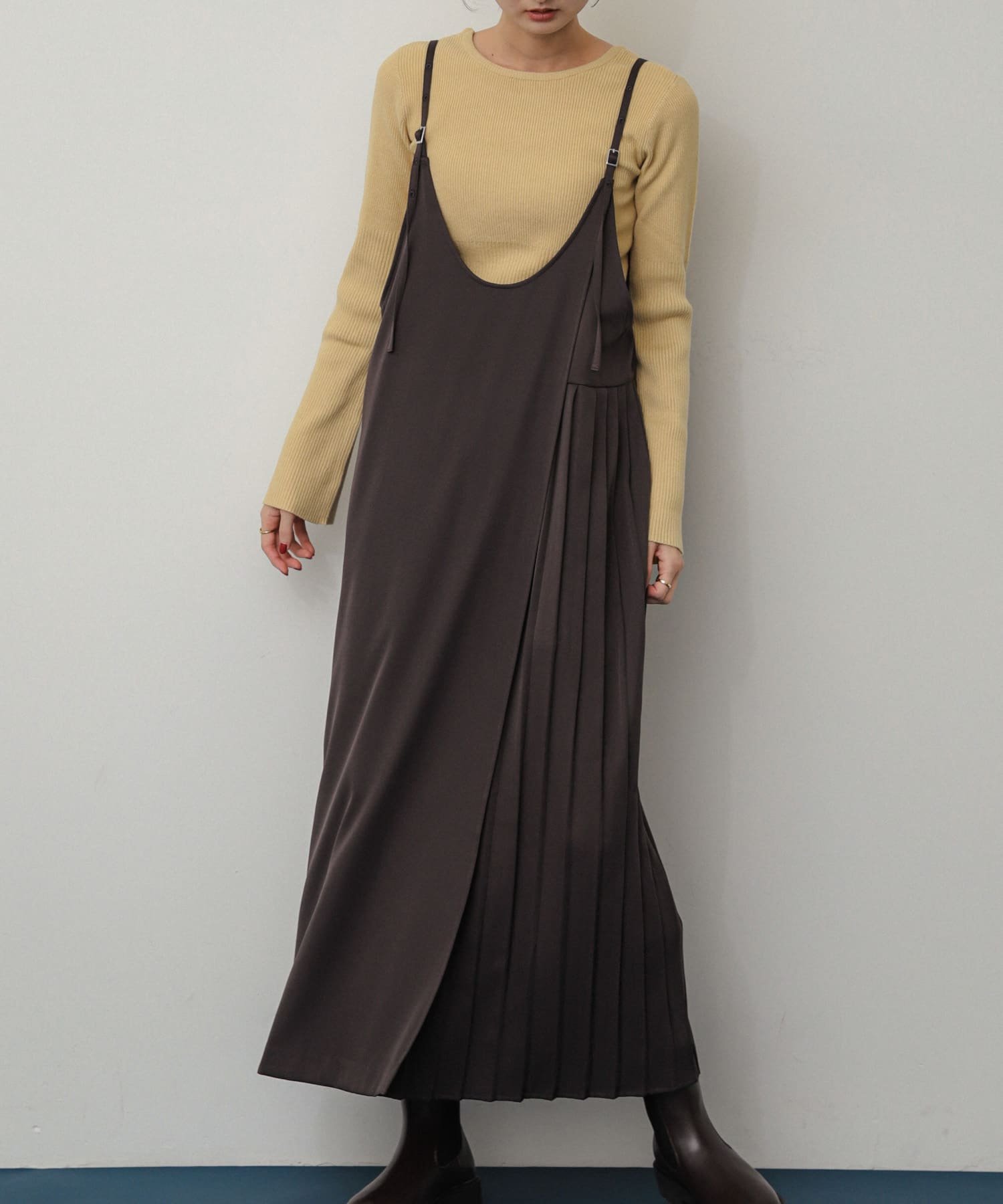 【センスオブプレイス/SENSE OF PLACE by URBAN RESEARCH】のプリーツキャミワンピース インテリア・キッズ・メンズ・レディースファッション・服の通販 founy(ファニー) 　ファッション　Fashion　レディースファッション　WOMEN　ワンピース　Dress　キャミワンピース　No Sleeve Dresses　2024年　2024　2024-2025秋冬・A/W　Aw/Autumn/Winter/Fw/Fall/2024-2025　冬　Winter　プリーツ　Pleats　楽ちん　Easy　A/W・秋冬　Aw・Autumn/Winter・Fw・Fall-Winter　CHARCOAL|ID: prp329100004539928 ipo3291000000032316536
