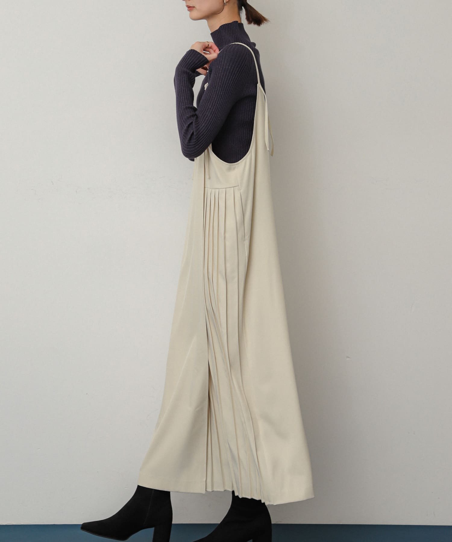 【センスオブプレイス/SENSE OF PLACE by URBAN RESEARCH】のプリーツキャミワンピース インテリア・キッズ・メンズ・レディースファッション・服の通販 founy(ファニー) 　ファッション　Fashion　レディースファッション　WOMEN　ワンピース　Dress　キャミワンピース　No Sleeve Dresses　2024年　2024　2024-2025秋冬・A/W　Aw/Autumn/Winter/Fw/Fall/2024-2025　冬　Winter　プリーツ　Pleats　楽ちん　Easy　A/W・秋冬　Aw・Autumn/Winter・Fw・Fall-Winter　GREIGE|ID: prp329100004539928 ipo3291000000032316538