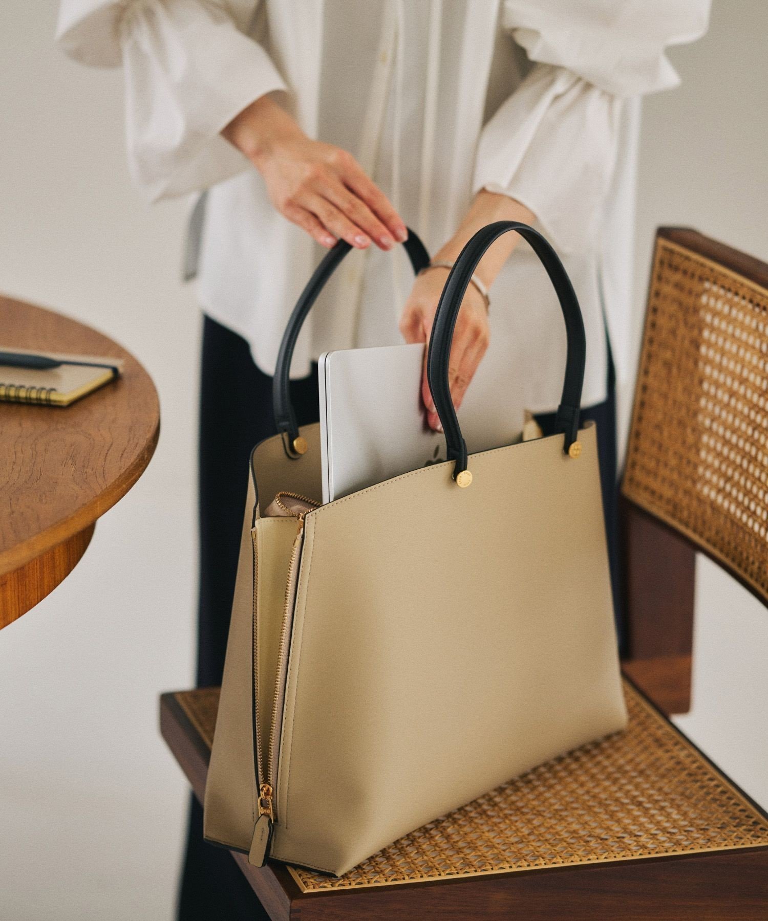 【ロペ/ROPE'】の【E POR】Y BAG Medium+(サイドジップバッグ)【WEB限定/一部店舗限定】【通勤】【A4/PC対応】【25SS】 人気、トレンドファッション・服の通販 founy(ファニー) 　ファッション　Fashion　レディースファッション　WOMEN　サイドジップ　Side Zip　ショルダー　Shoulder　ジャケット　Jacket　スマート　Smart　定番　Standard　ハンド　Hand　ベーシック　Basic　ポケット　Pocket　A/W・秋冬　Aw・Autumn/Winter・Fw・Fall-Winter　おすすめ　Recommend　ビジネス 仕事 通勤　Business　2025年　2025　2025春夏・S/S　Ss,Spring/Summer,2025　 other-1|ID: prp329100004539966 ipo3291000000032275613