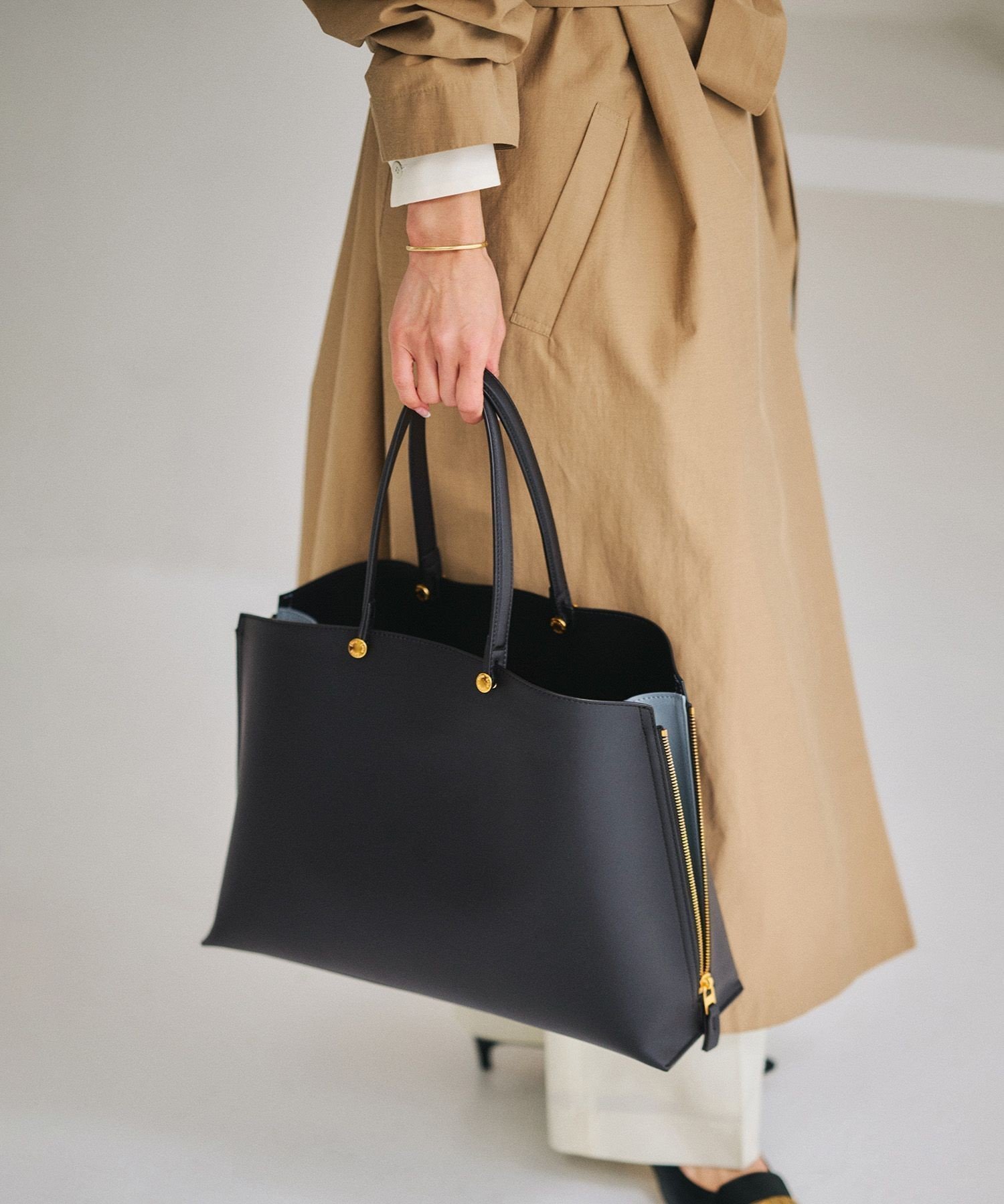 【ロペ/ROPE'】の【E POR】Y BAG Medium+(サイドジップバッグ)【WEB限定/一部店舗限定】【通勤】【A4/PC対応】【25SS】 インテリア・キッズ・メンズ・レディースファッション・服の通販 founy(ファニー) 　ファッション　Fashion　レディースファッション　WOMEN　サイドジップ　Side Zip　ショルダー　Shoulder　ジャケット　Jacket　スマート　Smart　定番　Standard　ハンド　Hand　ベーシック　Basic　ポケット　Pocket　A/W・秋冬　Aw・Autumn/Winter・Fw・Fall-Winter　おすすめ　Recommend　ビジネス 仕事 通勤　Business　2025年　2025　2025春夏・S/S　Ss,Spring/Summer,2025　ブラック(01)|ID: prp329100004539966 ipo3291000000032275617