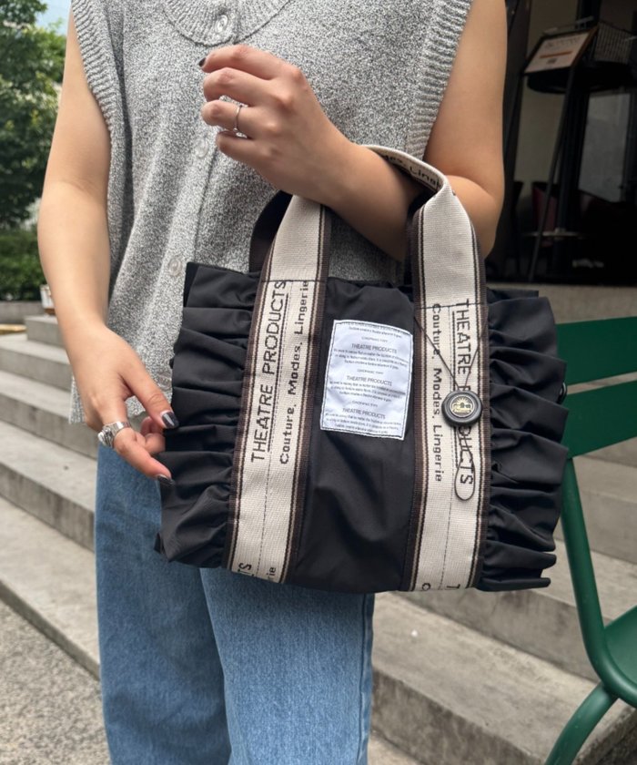 【チャオパニックティピー/CIAOPANIC TYPY】の【THEATRE PRODUCTS】別注フリル2WAYBAG インテリア・キッズ・メンズ・レディースファッション・服の通販 founy(ファニー) https://founy.com/ ファッション Fashion レディースファッション Ladies' Fashion Online バッグ Bag アクセサリー Accessories エレガント 上品 Elegant 軽量 Lightweight ショルダー Shoulder 定番 Standard フリル Frills 別注 Special Order 再入荷 Restock/Back In Stock/Re Arrival おすすめ Recommend |ID: prp329100004540051 ipo3291000000032640531