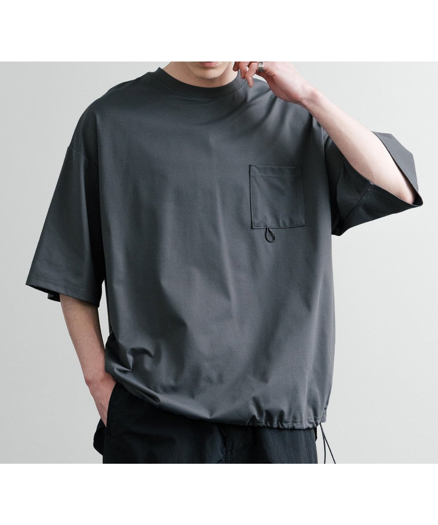 【ロッキーモンロー/Rocky Monroe】のUVカットTECHドローコードビッグTシャツ インテリア・キッズ・メンズ・レディースファッション・服の通販 founy(ファニー) 　ファッション　Fashion　レディースファッション　WOMEN　トップス・カットソー　Tops/Tshirt　シャツ/ブラウス　Shirts/Blouses　ロング / Tシャツ　T-Shirts　グラス　Glass　サングラス　Sunglasses　ショルダー　Shoulder　ストレッチ　Stretch　ドロップ　Drop　ドローコード　Draw Cord　バランス　Balance　ブロック　Block　ポケット　Pocket　メガネ　Glasses　メンズ　Mens　リラックス　Relax　ワイド　Wide　再入荷　Restock/Back In Stock/Re Arrival　おすすめ　Recommend　3.チャコール|ID: prp329100004540472 ipo3291000000032384018