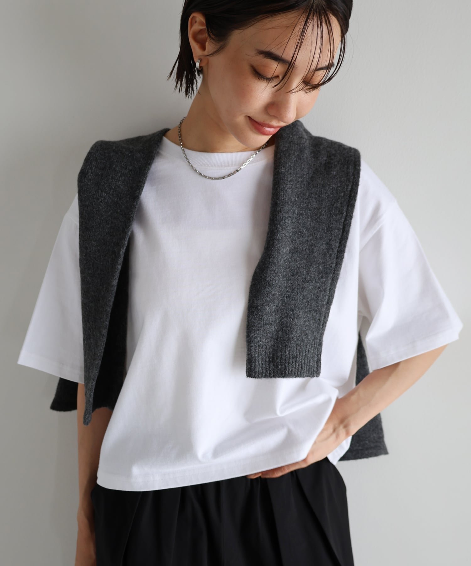 【アンドミー/andme】のオーバーサイズ Tシャツ evernavy エバーネイビー インテリア・キッズ・メンズ・レディースファッション・服の通販 founy(ファニー) 　ファッション　Fashion　レディースファッション　Fashion for Women　トップス・カットソー　Cut & Sew Tops　シャツ・ブラウス・オフィスカジュアル　Elegant Blouses & Button-Ups　ロングTシャツ・Tシャツ　Longline T-Shirts & Tees　おすすめ　Recommended / Our Picks　ショルダー　Shoulder, Shoulder Strap　ドロップ　Drop Shoulder, Dropped Style　ベーシック　Basic, Essential　エレガント 上品　Elegant　半袖　Short Sleeve, Half Sleeve　ホワイト|ID: prp329100004540495 ipo3291000000033561773