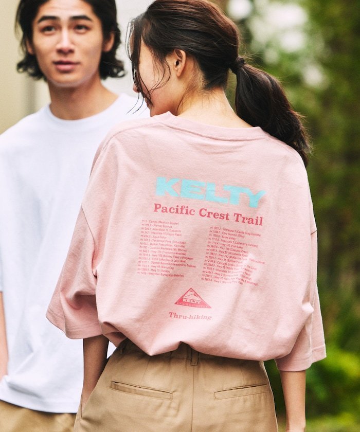 【その他のブランド/Other】のKELTY×FREAK S STORE/ケルティ 別注 ビッグシルエット ツアーロゴ バックプリント クルーネックTシャツ 【限定展開】 25SS インテリア・キッズ・メンズ・レディースファッション・服の通販 founy(ファニー) 　ファッション　Fashion　メンズファッション　Fashion for Men　2025年　2025　2025春夏・S/S　Spring/Summer 2025 SS25　おすすめ　Recommended / Our Picks　インナー　Innerwear　カーゴパンツ　Cargo Pants, Utility Pants　スラックス　Slacks, Dress Pants　デニム　Denim, Jeans Material　トレンド　Trend, Trending Now　ビッグ　Big, Oversized　プリント　Print, Printed Pattern　モチーフ　Motif, Design Theme　ワイド　Wide, Wide Fit　ワンポイント　One Point, Statement Accent　別注　Limited Edition, Custom Order　夏　Summer　定番　Standard, Basic Item　S/S・春夏　SS, Spring/Summer, Warm Season　ピンク|ID: prp329100004540681 ipo3291000000032764390