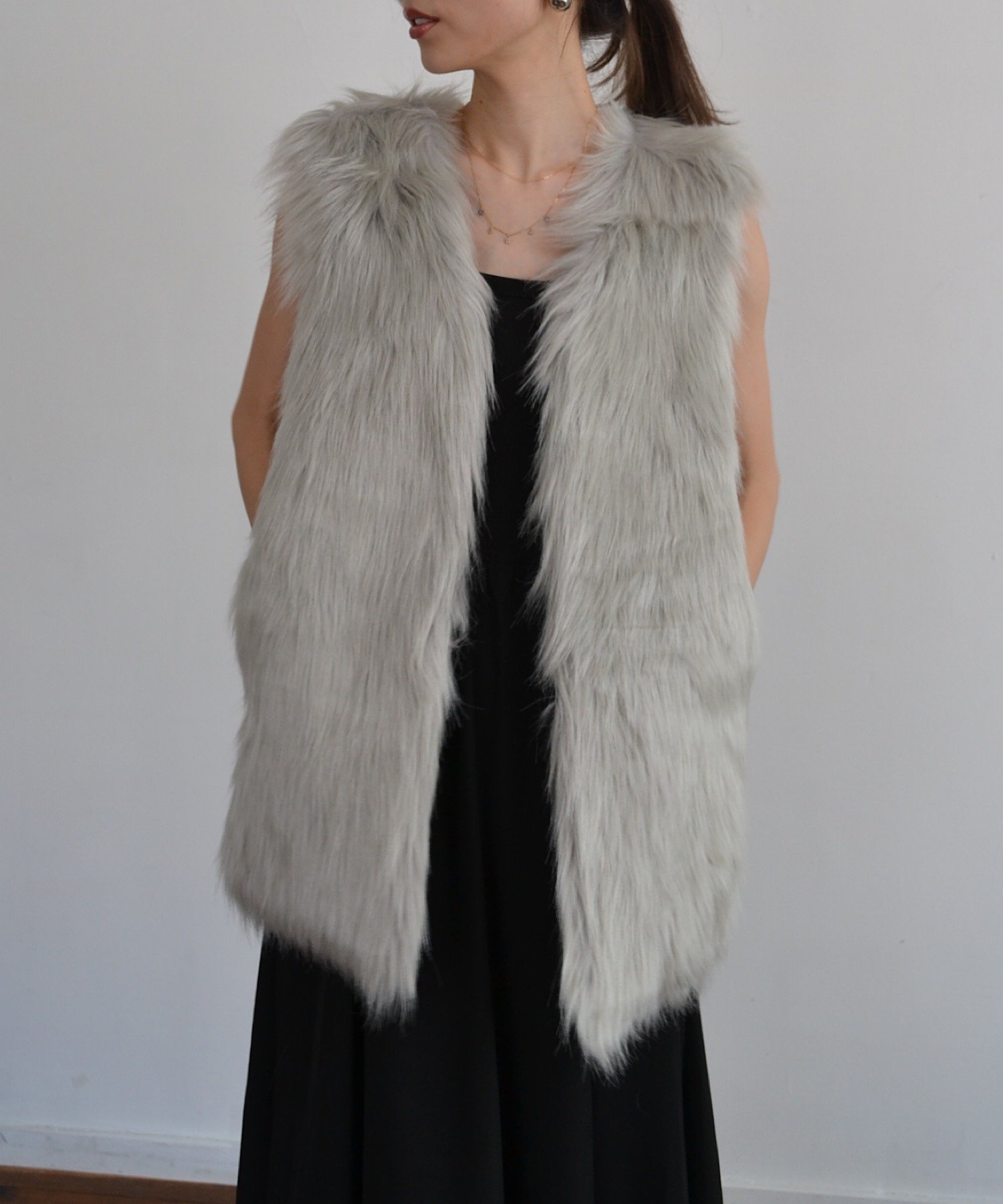 【その他のブランド/Other】のFAKE FUR VEST インテリア・キッズ・メンズ・レディースファッション・服の通販 founy(ファニー) 　ファッション　Fashion　レディースファッション　Fashion for Women　アウター　Coat / Outerwear Collection　トップス・カットソー　Cut & Sew Tops　ベスト&ジレ / 重ね着スタイル　Vests & Gilets　おすすめ　Recommended / Our Picks　キルティング　Quilted, Quilting　フェイクファー　Faux Fur, Imitation Fur　ベスト　Vest, Waistcoat　ボトム　Bottoms, Lower Wear　ポケット　Pocket, Pocket Detail　マキシ　Maxi, Full Length　ミドル　Middle Length, Mid Height　リアル　Real, Realistic　ワイド　Wide, Wide Fit　再入荷　Restock / Back in Stock　A/W・秋冬　Autumn/Winter　防寒　Cold Protection, Winter-Ready　グレー|ID: prp329100004540785 ipo3291000000032714141